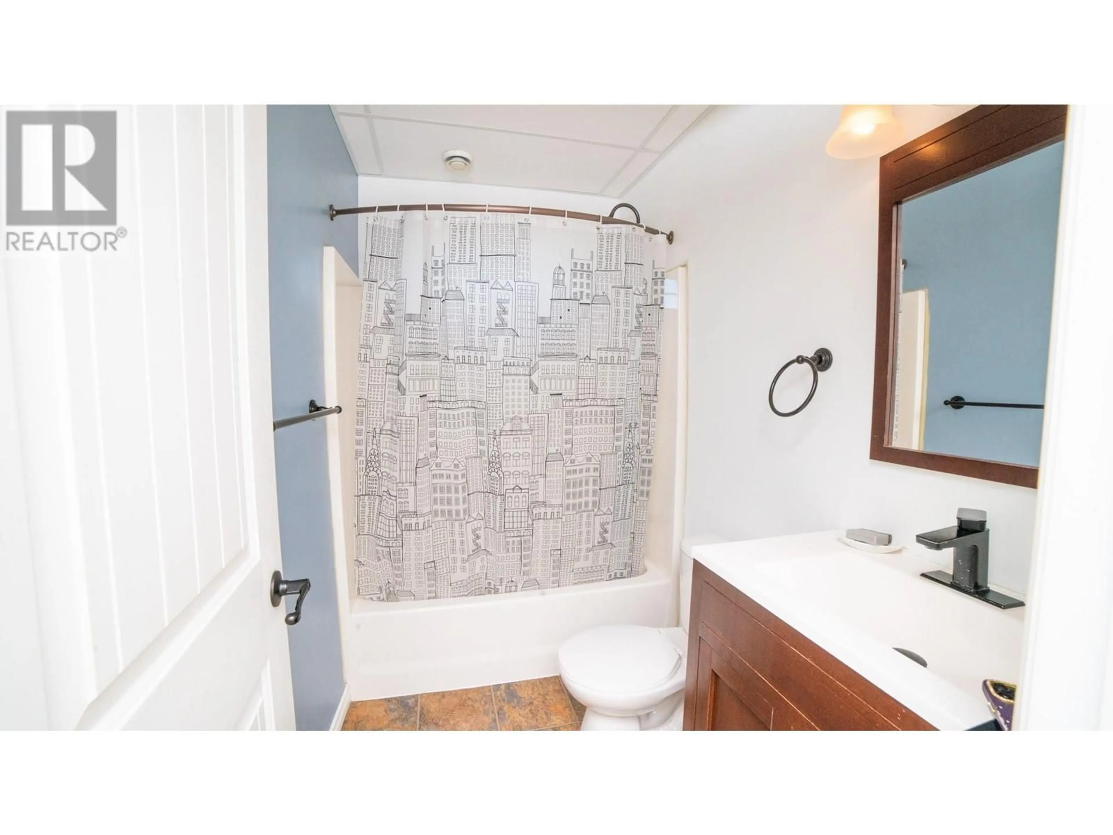 Standard bathroom for 323 3rd Avenue S, Creston British Columbia V0B1G3