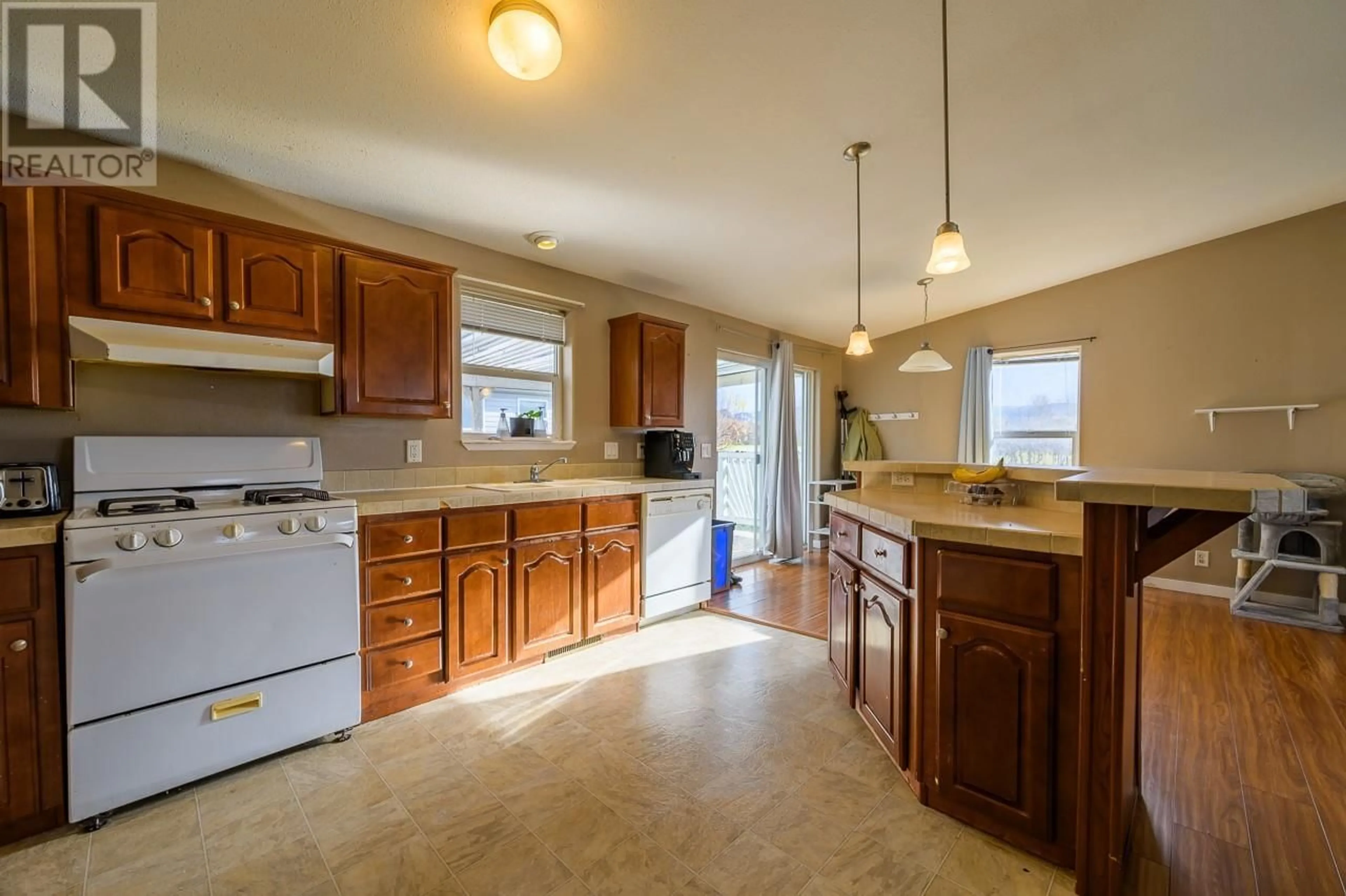 Standard kitchen, wood floors, cottage for 1263 KOOTENAY Road Unit# 16, Kamloops British Columbia V2C5K3