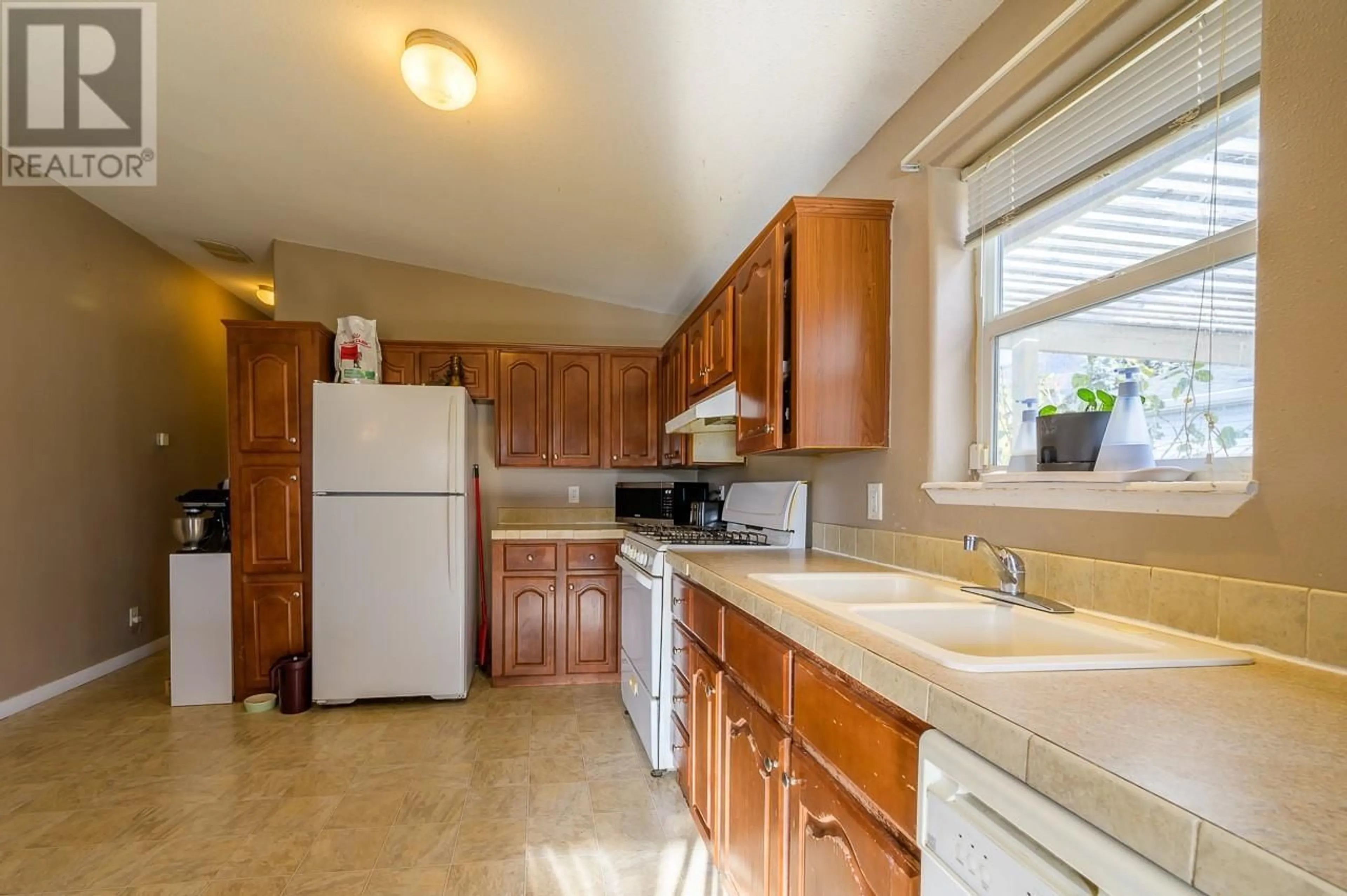 Standard kitchen, wood floors, cottage for 1263 KOOTENAY Road Unit# 16, Kamloops British Columbia V2C5K3