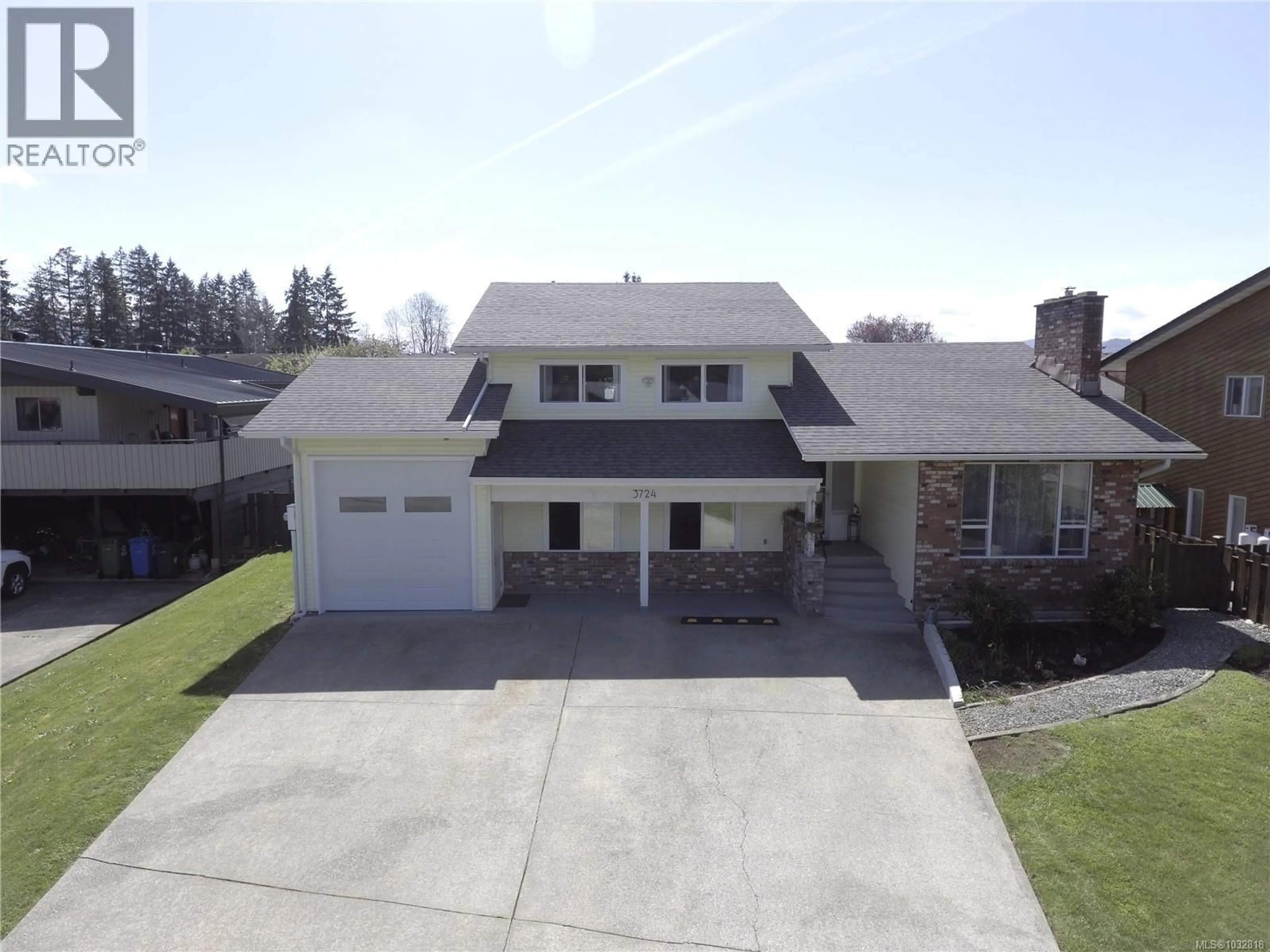 A pic from outside/outdoor area/front of a property/back of a property/a pic from drone, street for 3724 BISHOP CRESCENT, Port Alberni British Columbia V9Y7W4