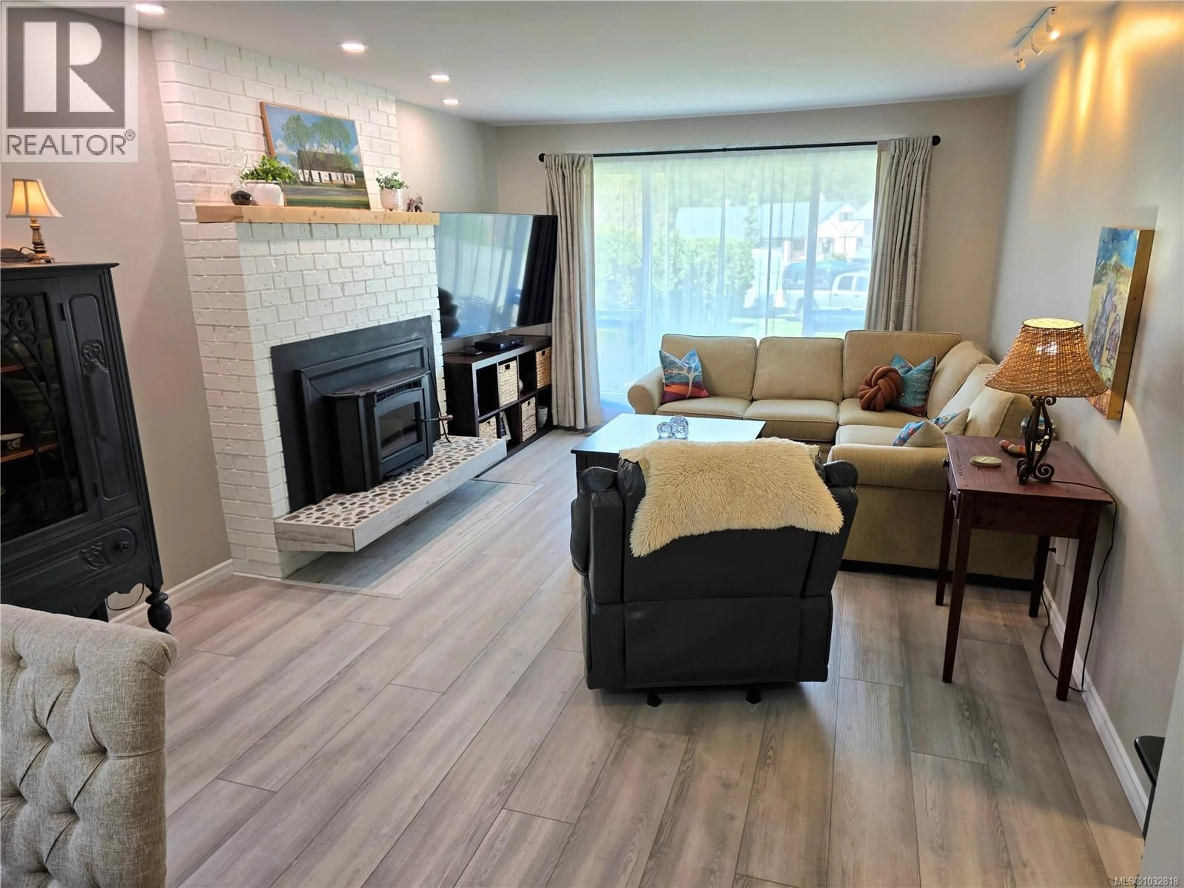 Living room with furniture, wood/laminate floor for 3724 BISHOP CRESCENT, Port Alberni British Columbia V9Y7W4