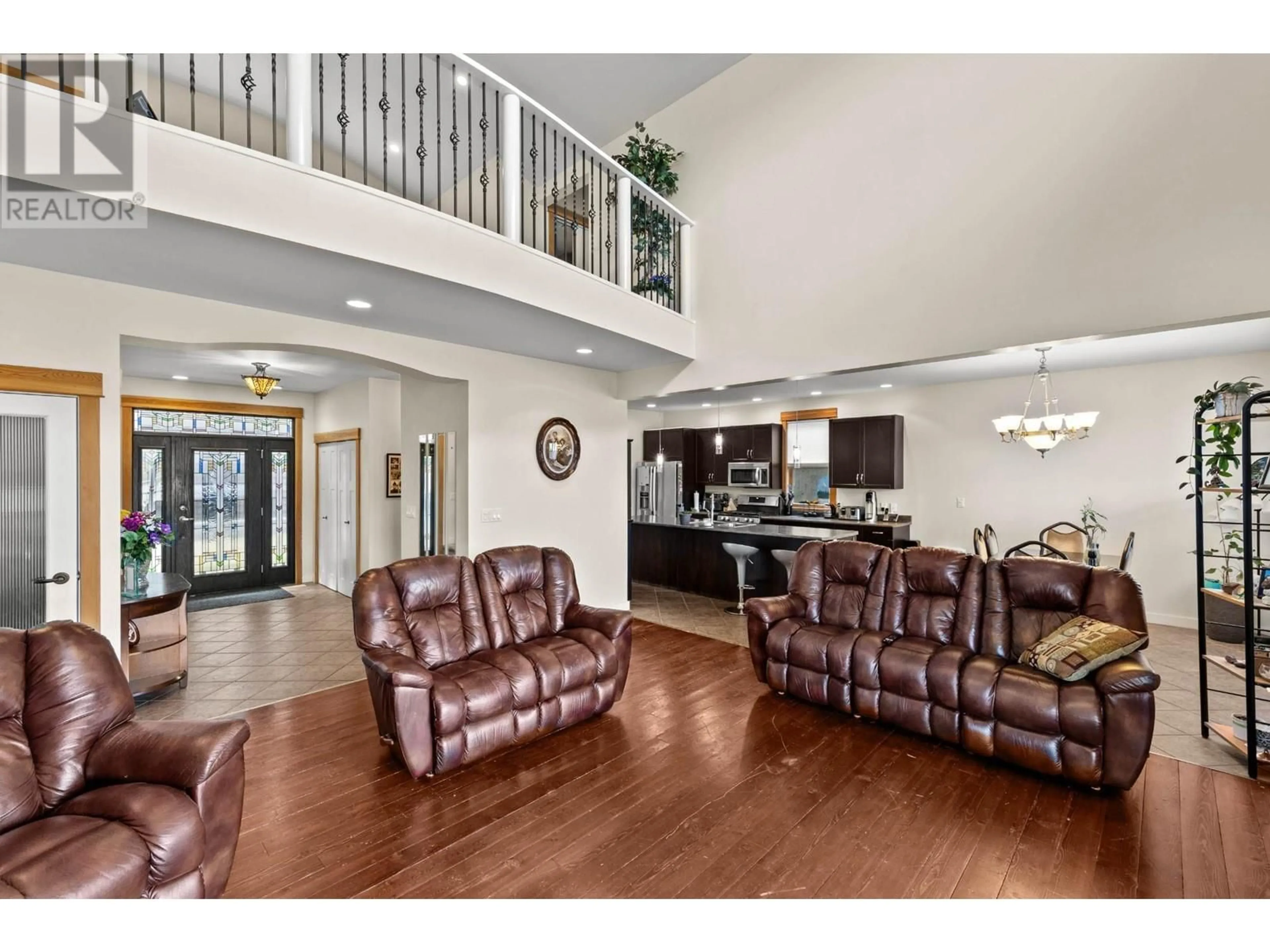 Indoor foyer, wood floors for 4752 Uplands Drive, Kamloops British Columbia V2C6S9