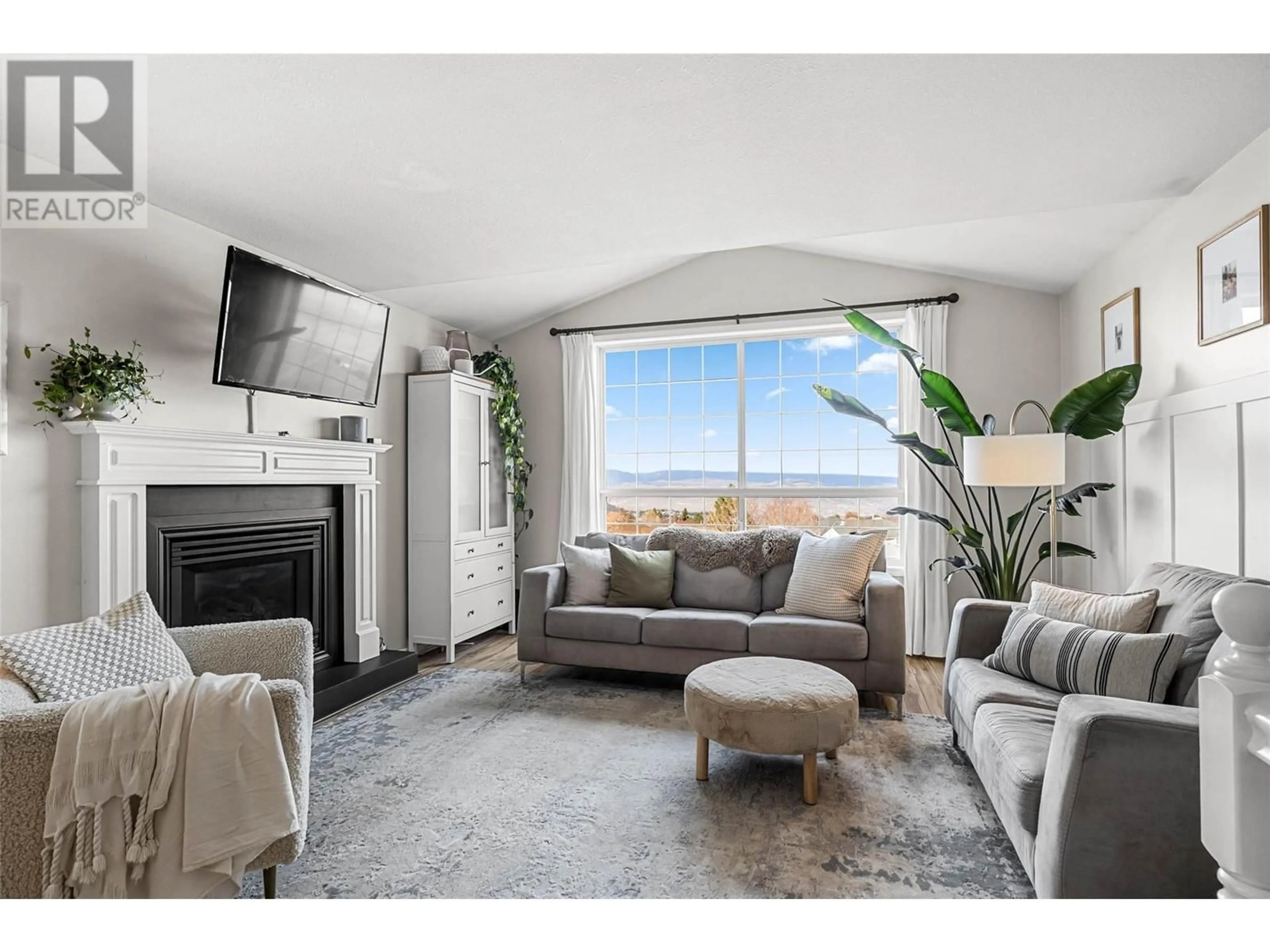 Living room, carpet floors for 2339 CANONGATE Place, Kamloops British Columbia V1S1W8