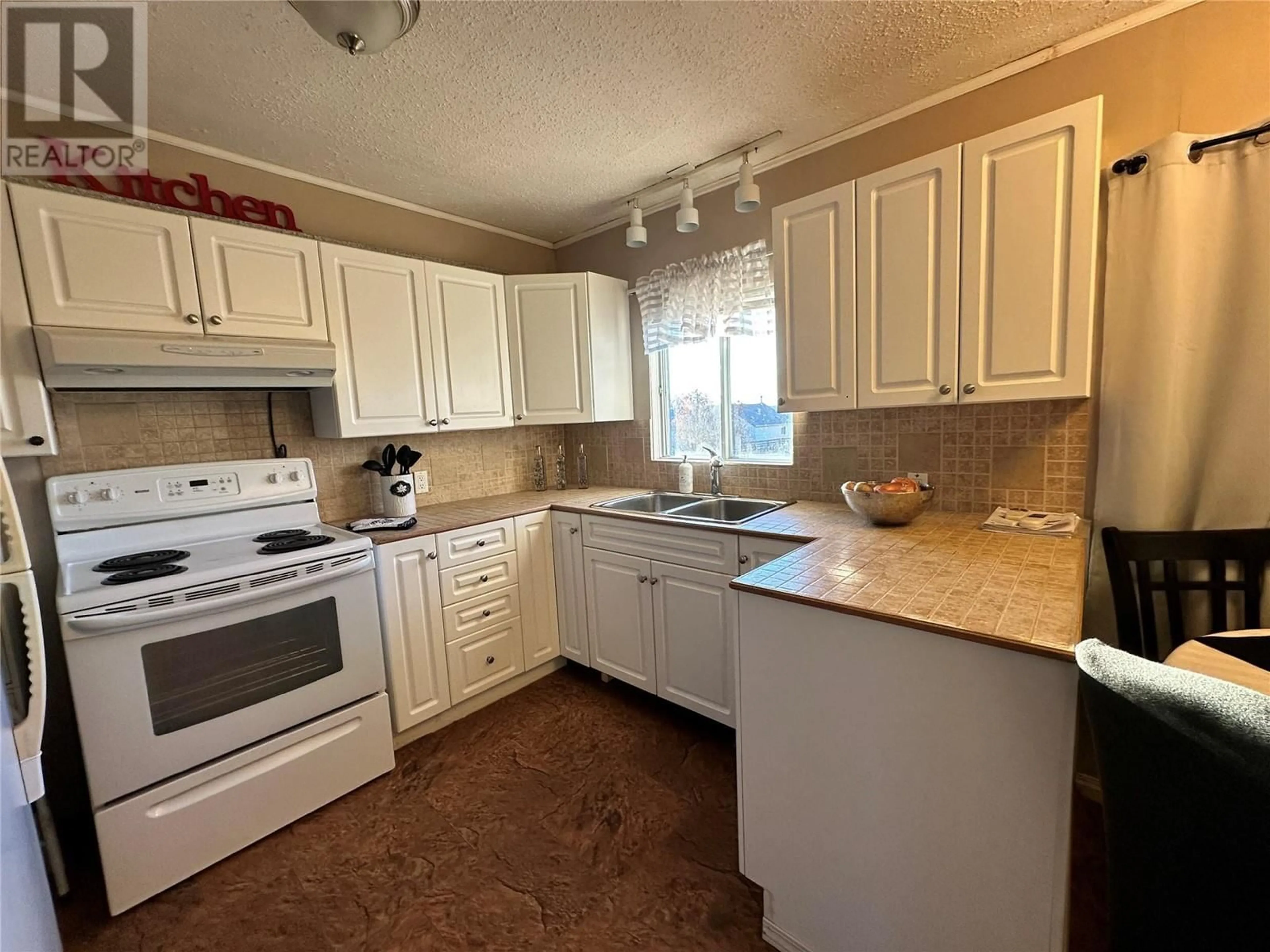 Standard kitchen, wood floors, cottage for 416 100A Avenue, Dawson Creek British Columbia V1G1X6