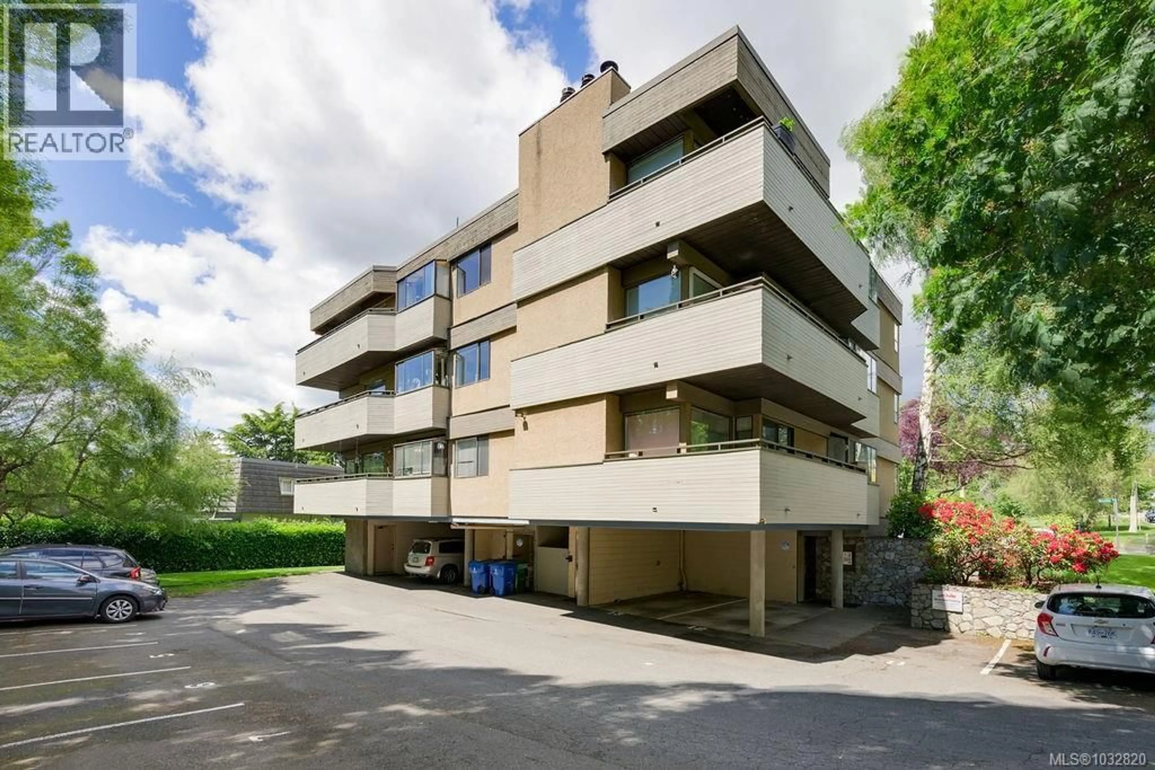 Patio, building for 402 - 3274 GLASGOW AVENUE, Saanich British Columbia V8X1M2