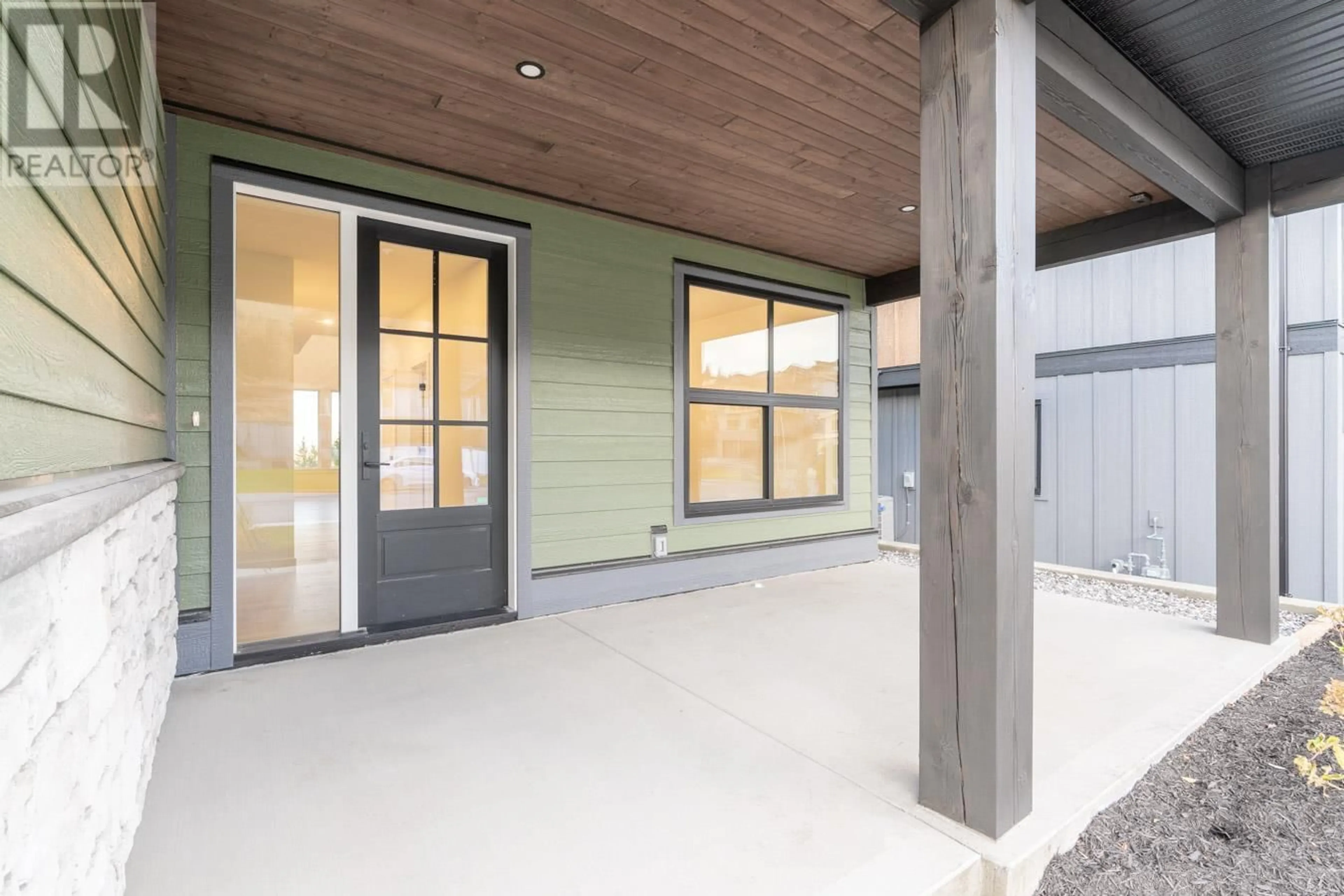 Indoor entryway, cement floor for 2090 LINFIELD Drive, Kamloops British Columbia V1S0G3