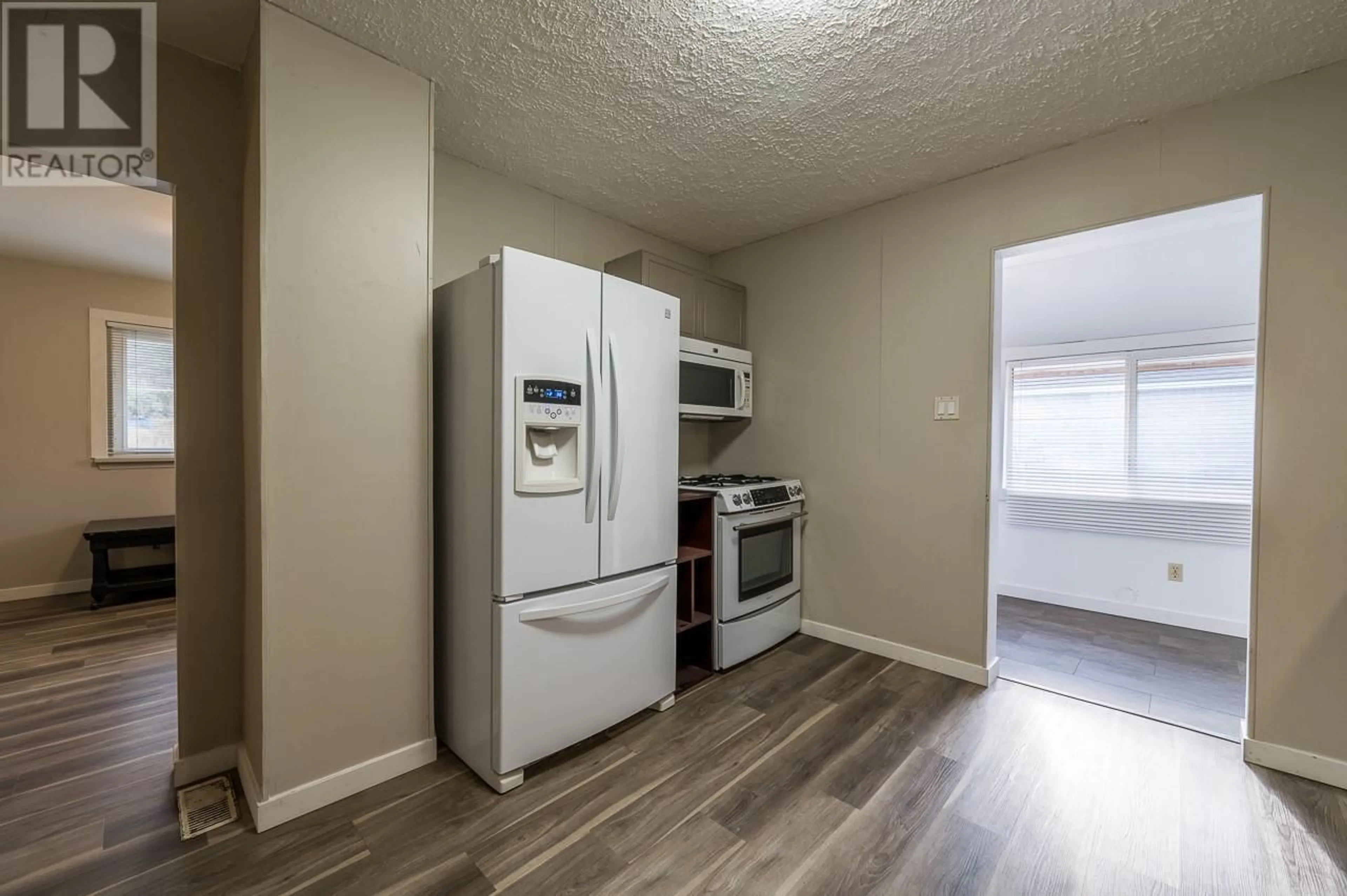 Standard kitchen, unknown floor, cottage for 4085 Yellowhead Highway, Kamloops British Columbia V2H1K7