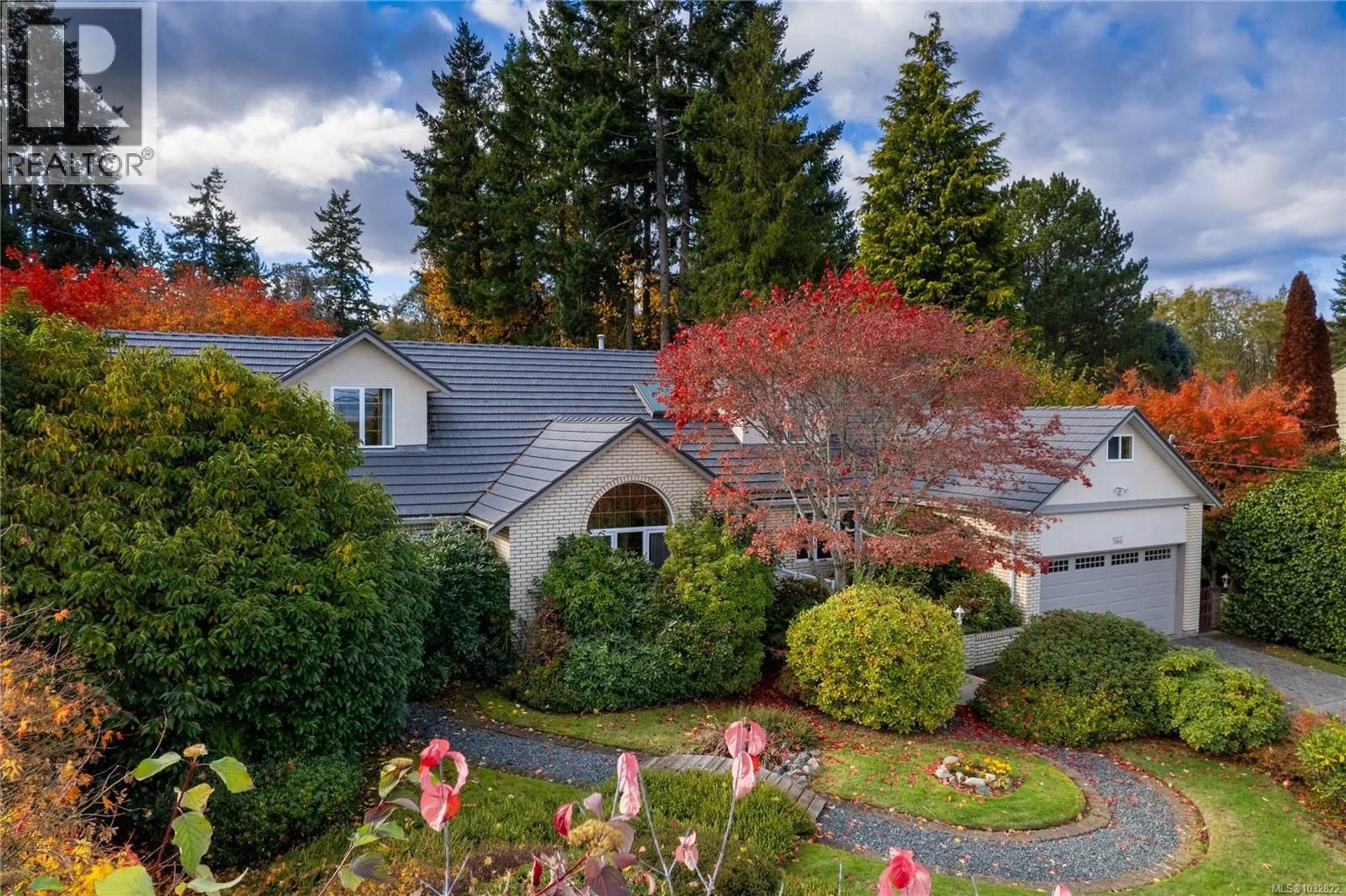 A pic from outside/outdoor area/front of a property/back of a property/a pic from drone, unknown for 566 CRESCENT ROAD WEST, Qualicum Beach British Columbia V9K1J2