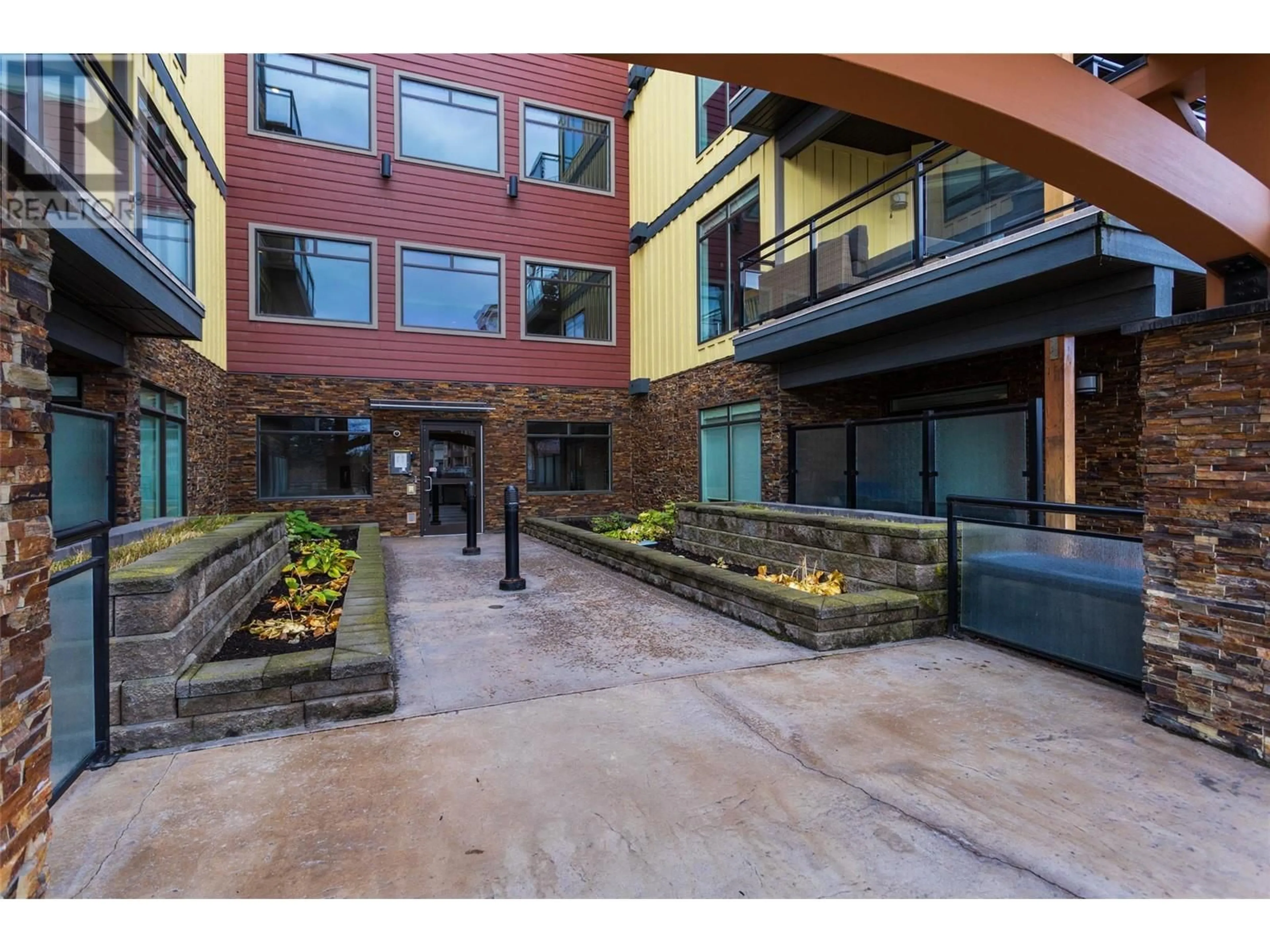 Indoor foyer for 2011 Agassiz Road Unit# 104, Kelowna British Columbia V1Y9Z8