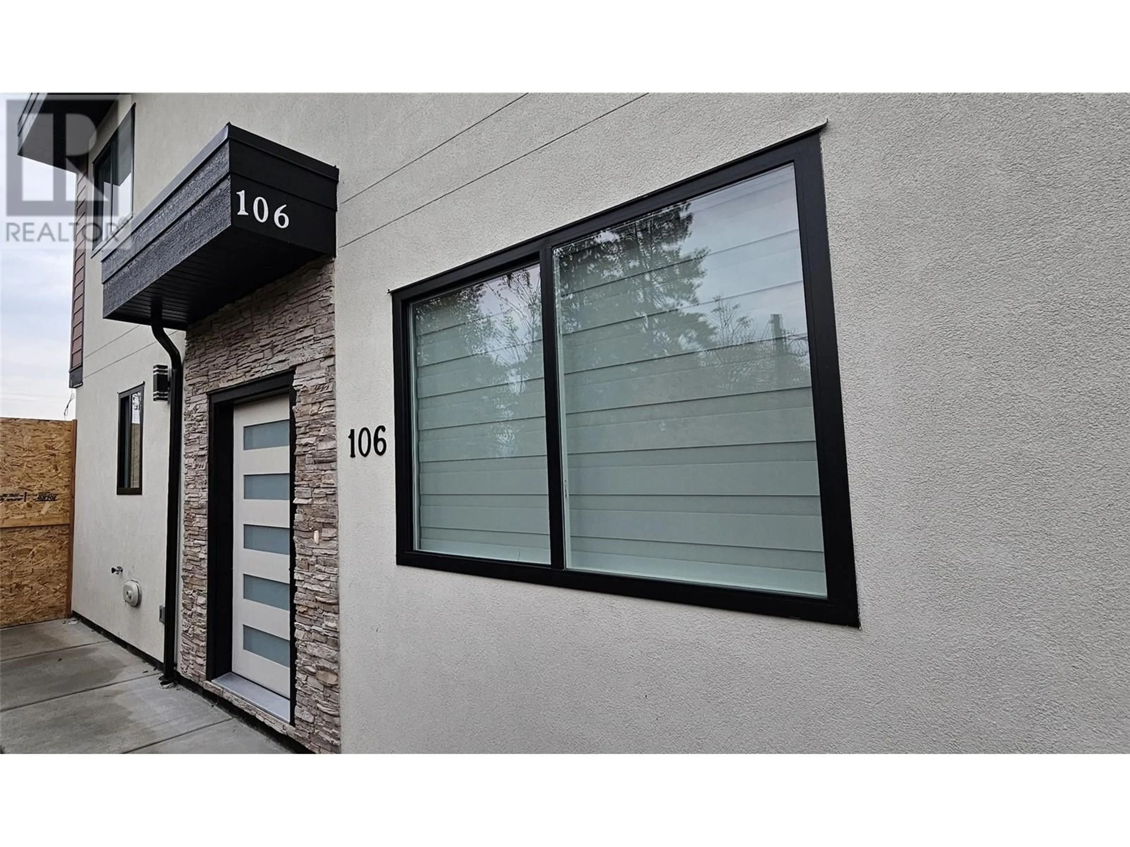 Home with vinyl exterior material, building for 106 - 125 CALGARY AVENUE, Penticton British Columbia V2A2T7