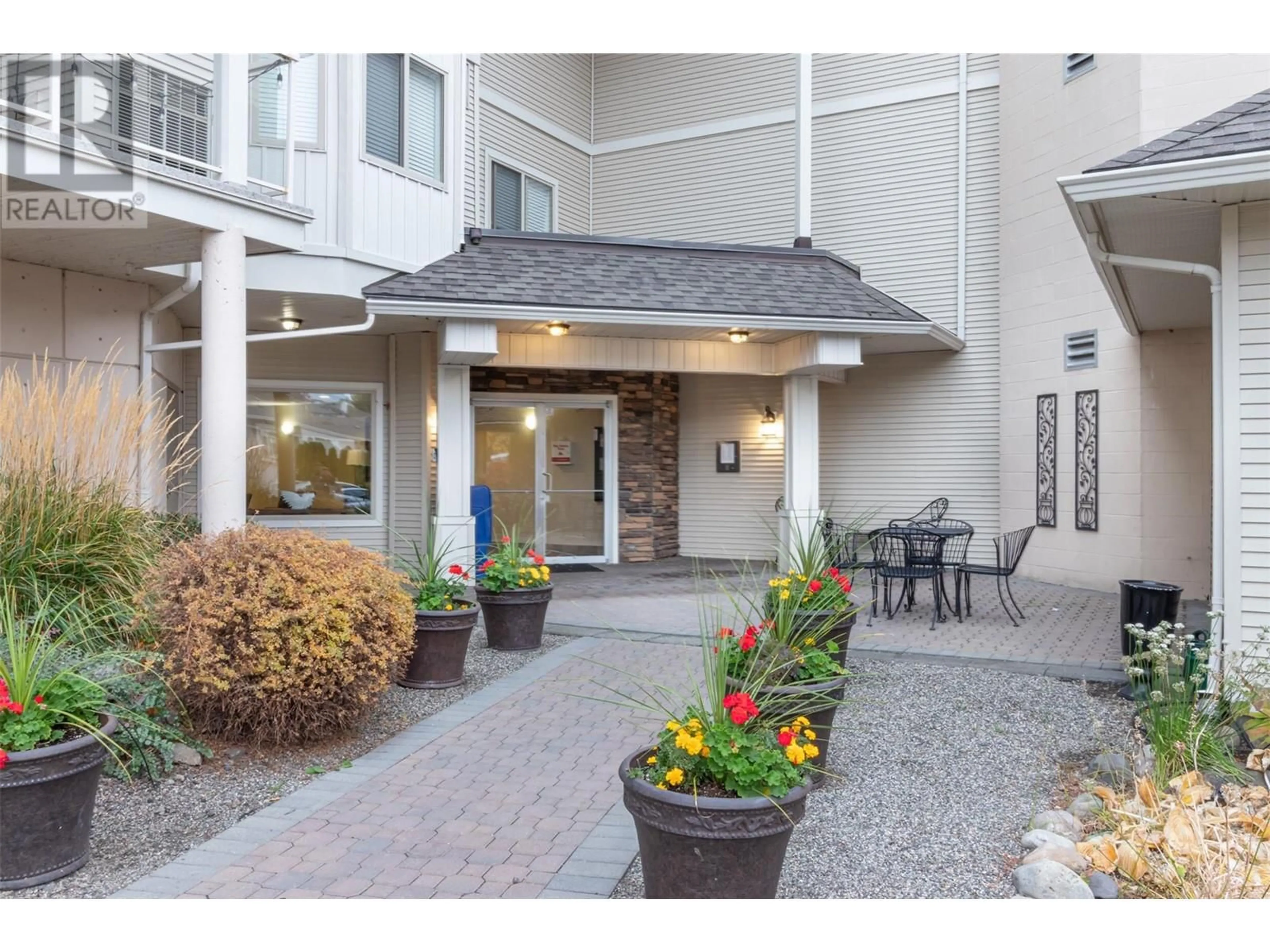 Indoor foyer for 2100 Boucherie Road Unit# 316, West Kelowna British Columbia V4T2X1