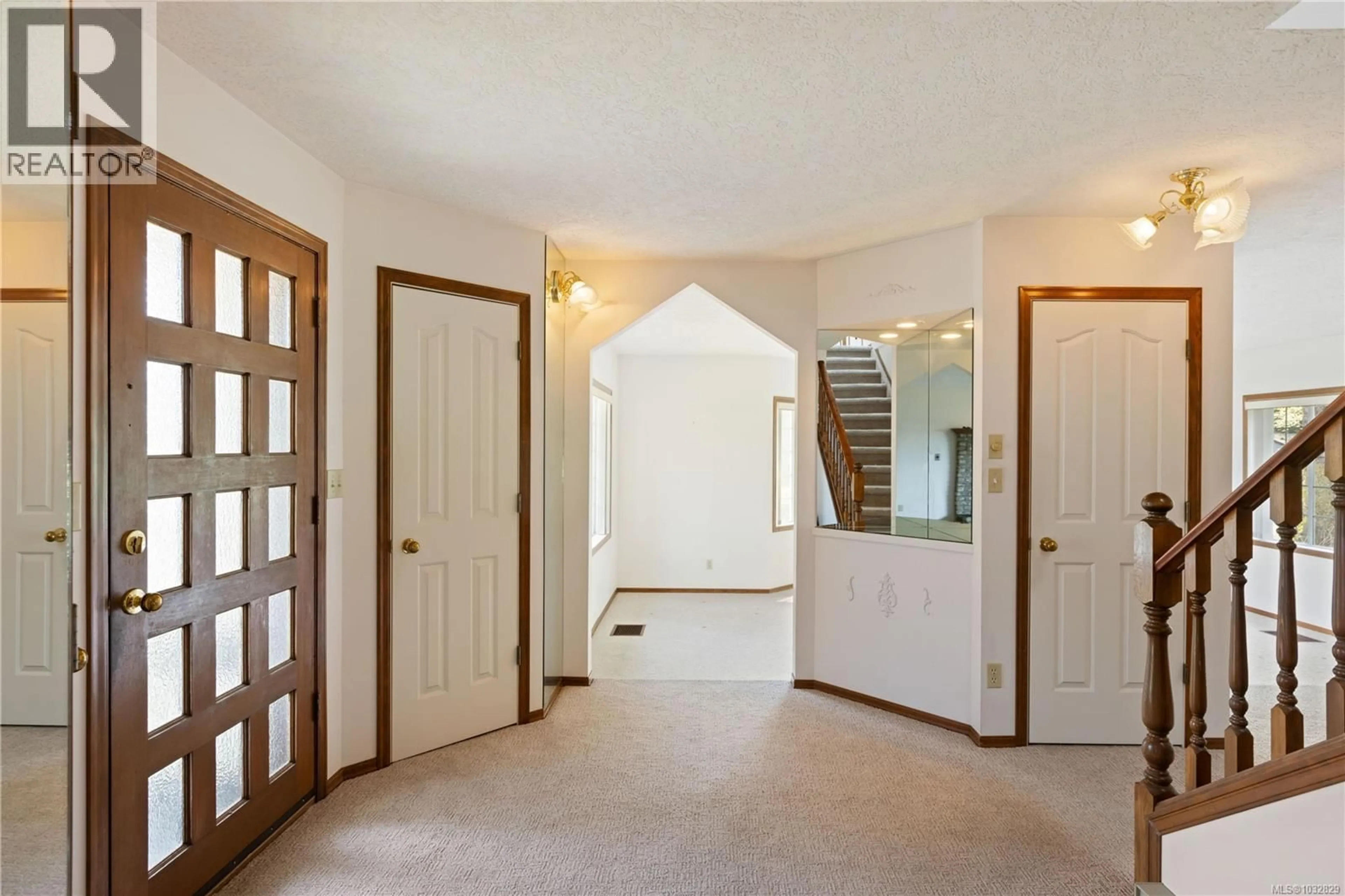 Indoor foyer for 1753 MAYNEVIEW TERRACE, North Saanich British Columbia V8L4L5
