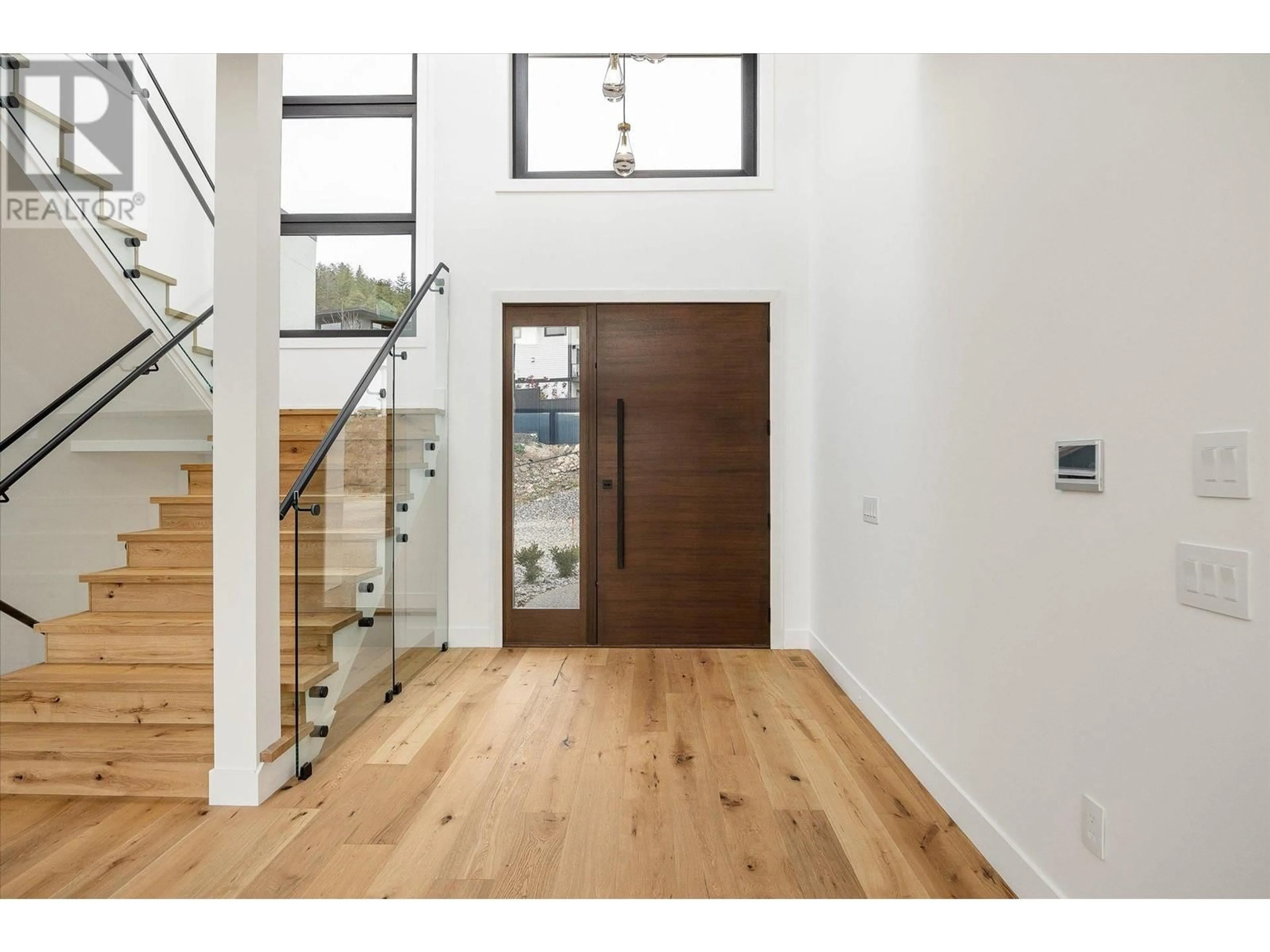 Indoor entryway, wood floors for 1102 Carnoustie Drive, Kelowna British Columbia V1P0A3