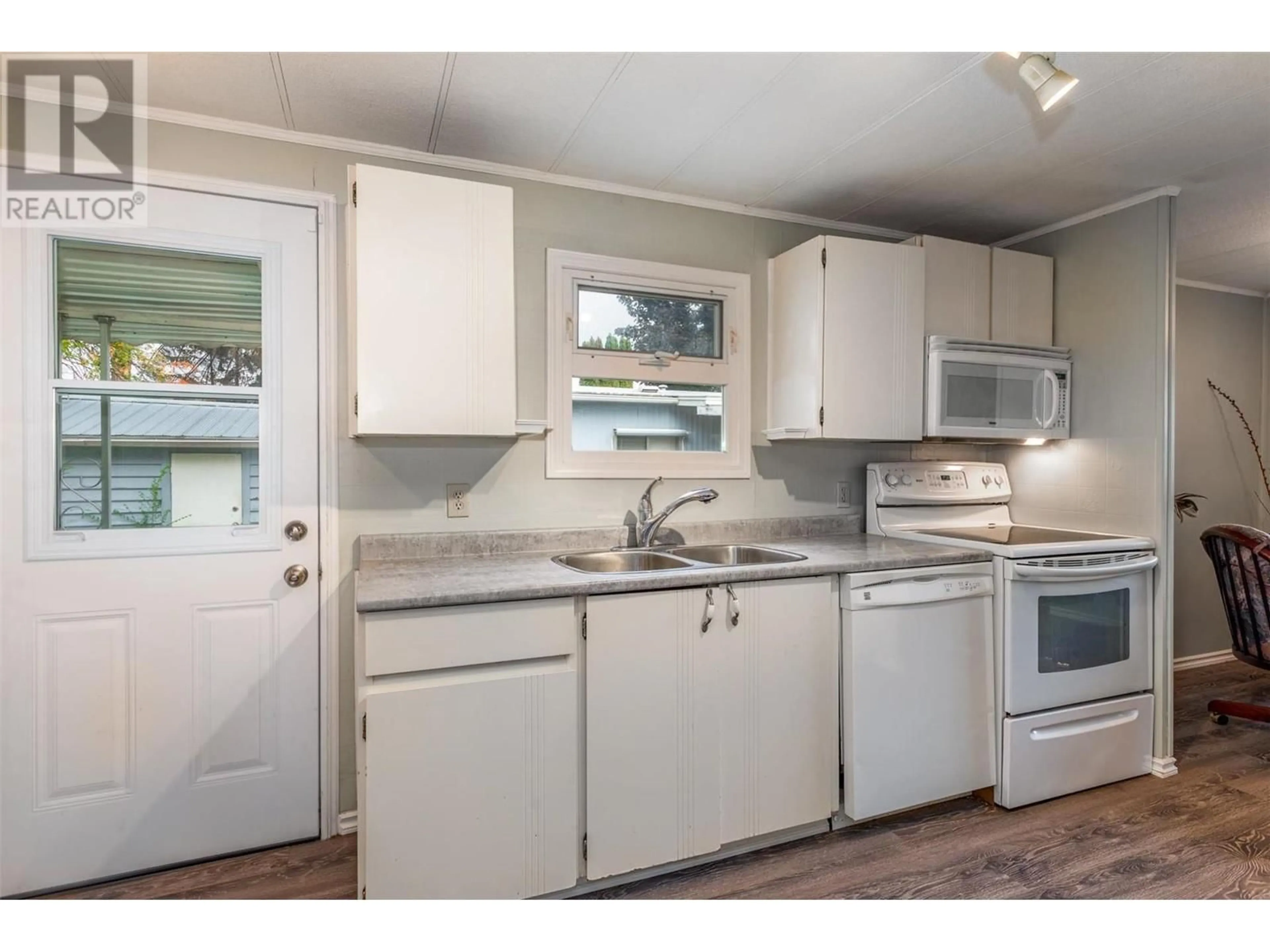 Standard kitchen, wood floors, cottage for 3535 Casorso Road Unit# 35, Kelowna British Columbia V1W3E1