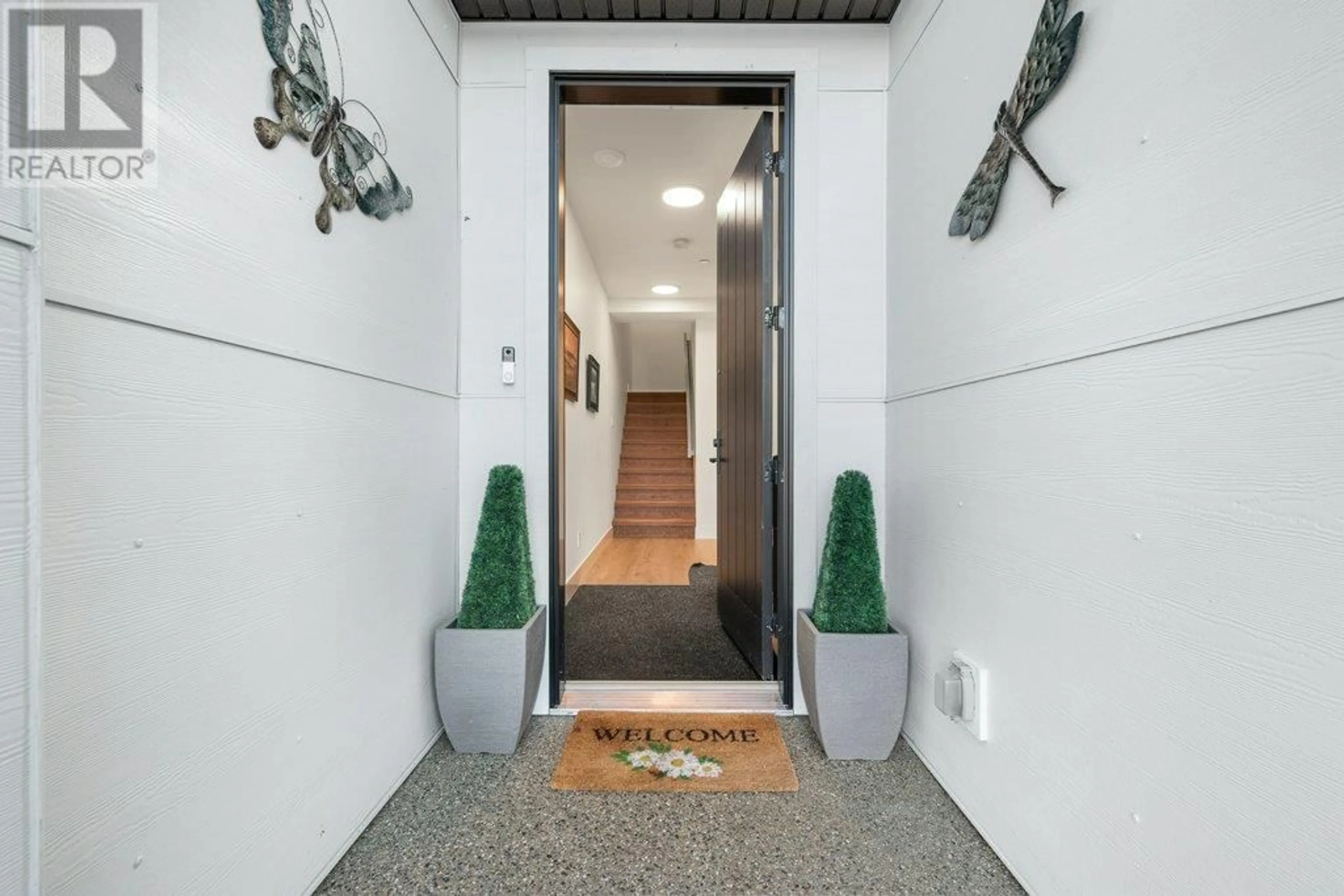 Indoor foyer for 10 - 269 DIAMOND WAY, Vernon British Columbia V1H0A2