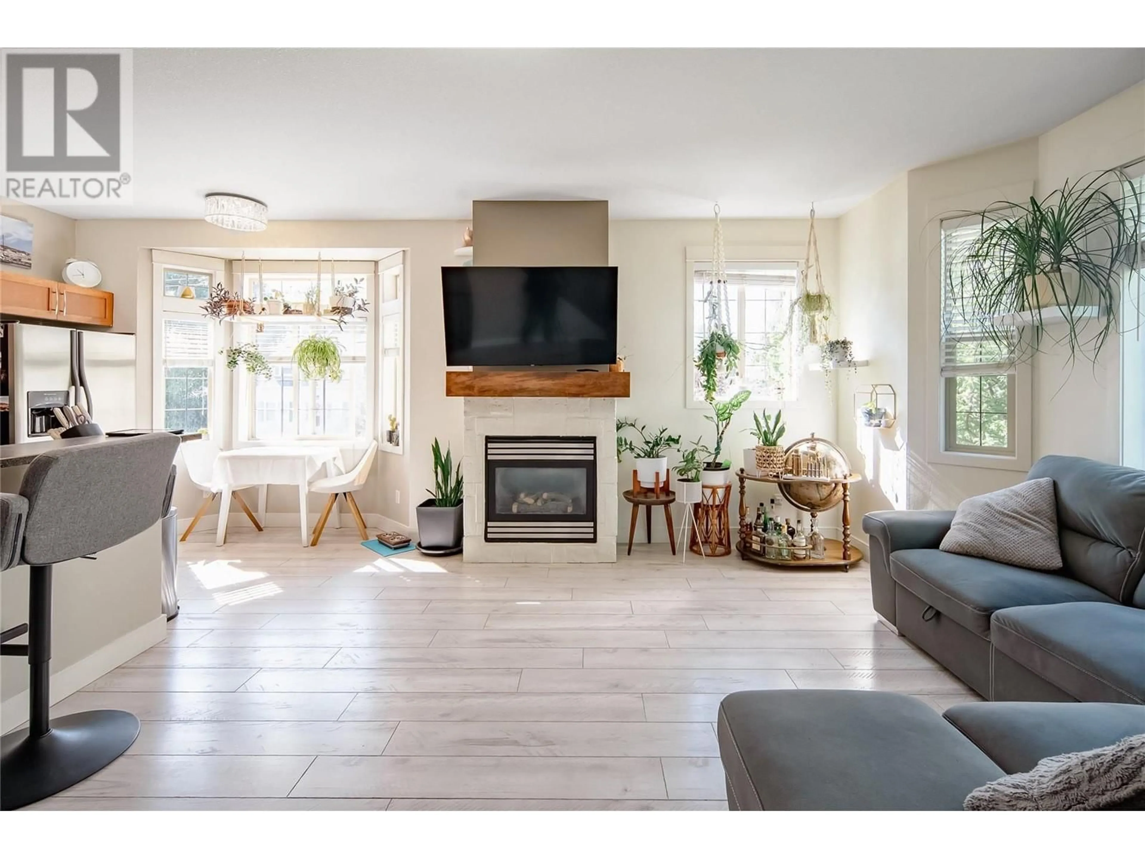 Living room, wood floors for 952 Lawson Avenue Unit# 101, Kelowna British Columbia V1Y6T1