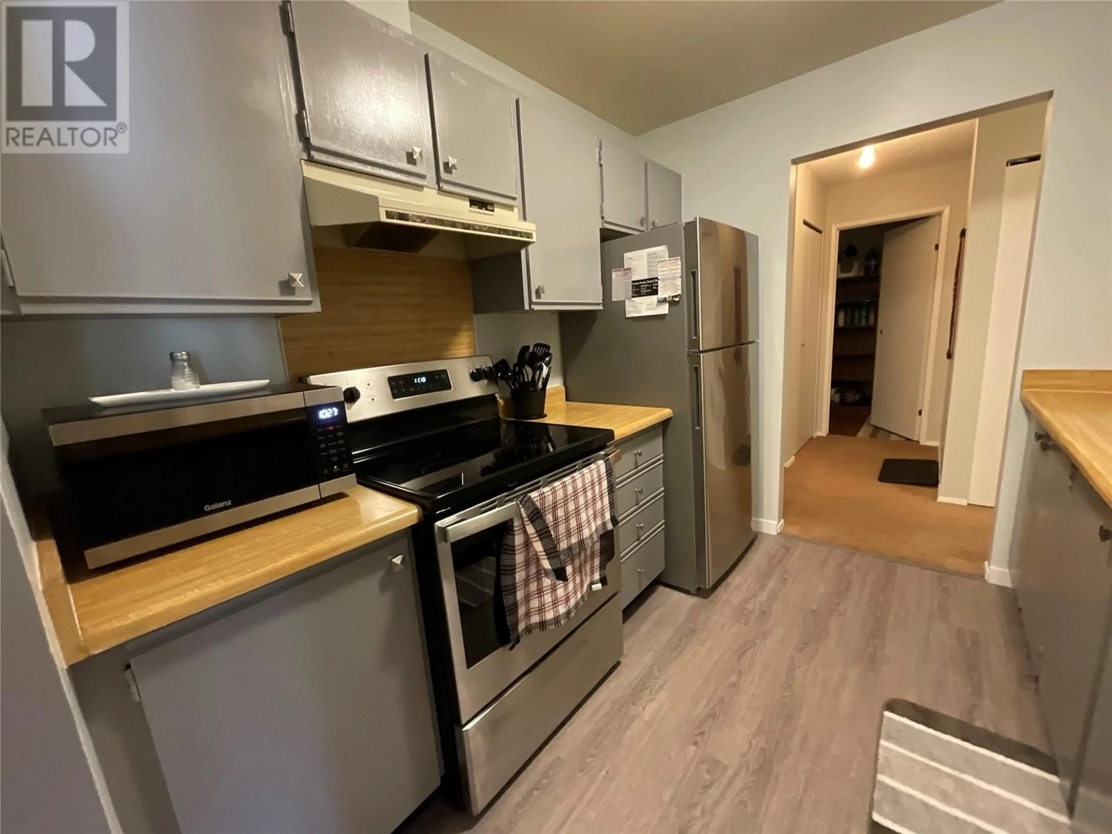 Standard kitchen, wood floors, cottage for 108 Spruce Avenue Unit# 305, Tumbler Ridge British Columbia V0C2W0