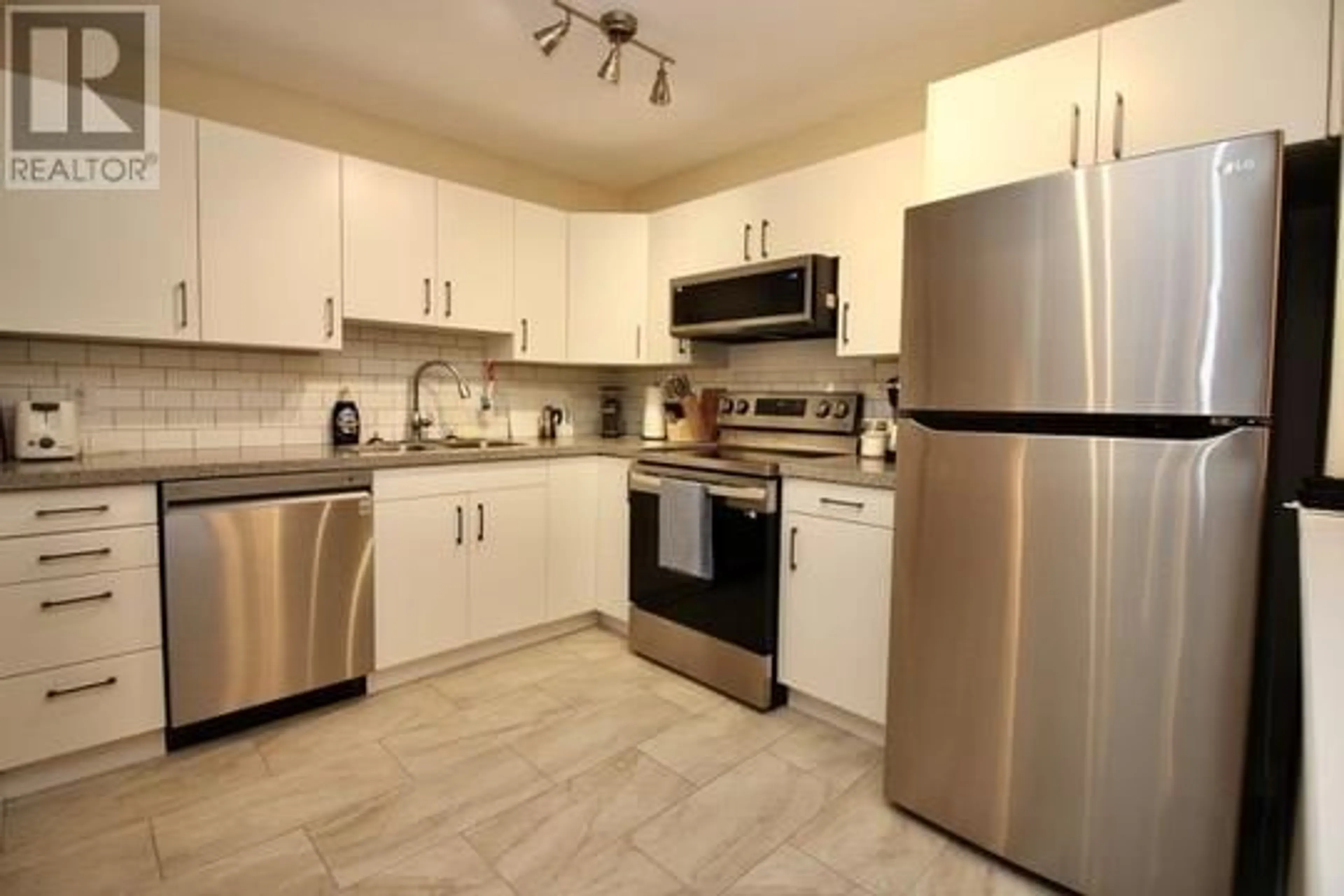 Standard kitchen, ceramic/tile floor for 314 - 555 HOUGHTON ROAD, Kelowna British Columbia V1X7P9