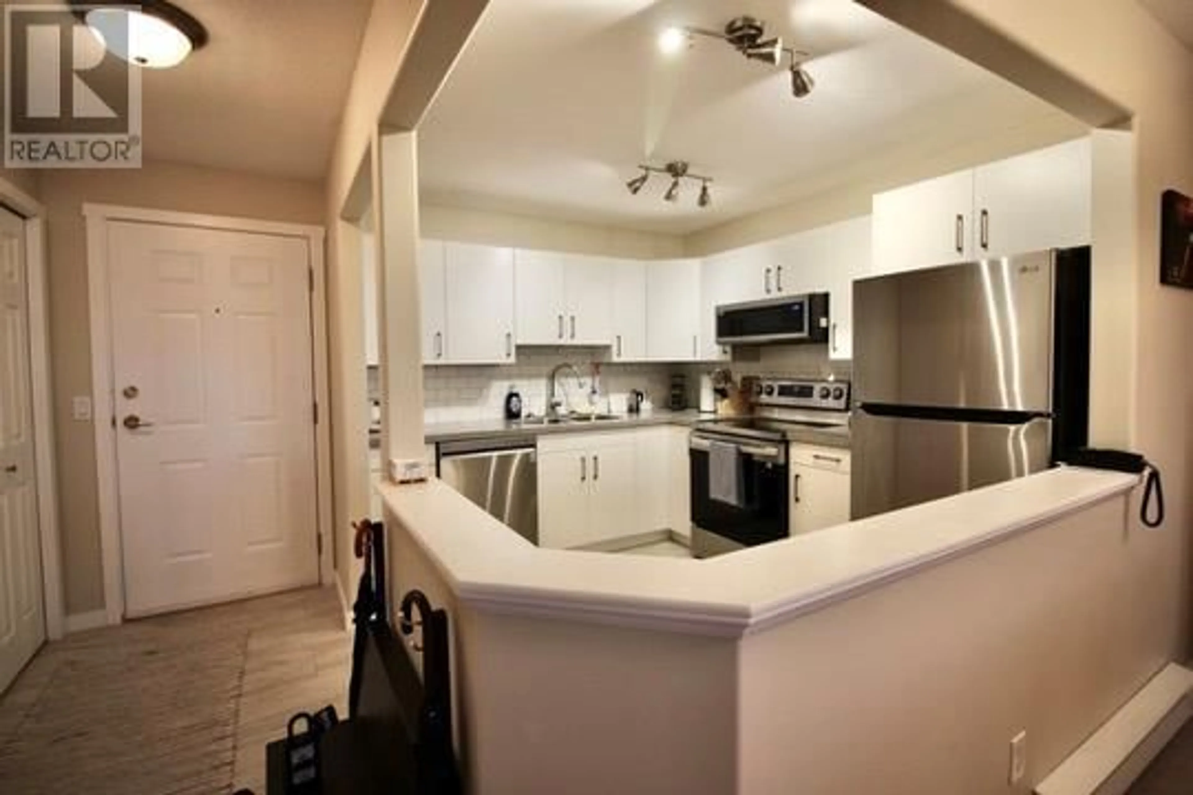 Standard kitchen, wood floors, cottage for 555 Houghton Road Unit# 314, Kelowna British Columbia V1X7P9