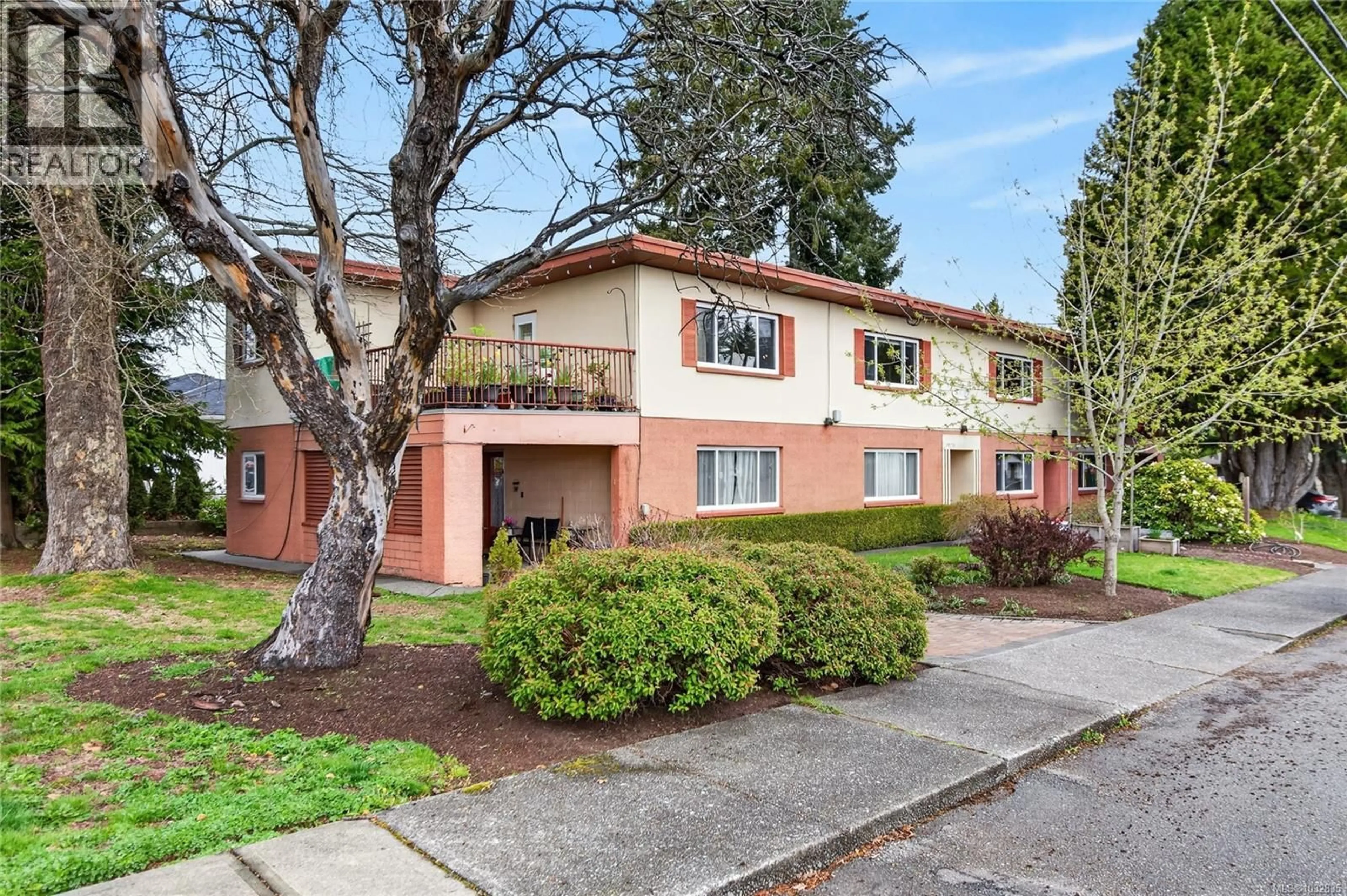 Patio, street for 575 14TH STREET, Courtenay British Columbia V9N1W4