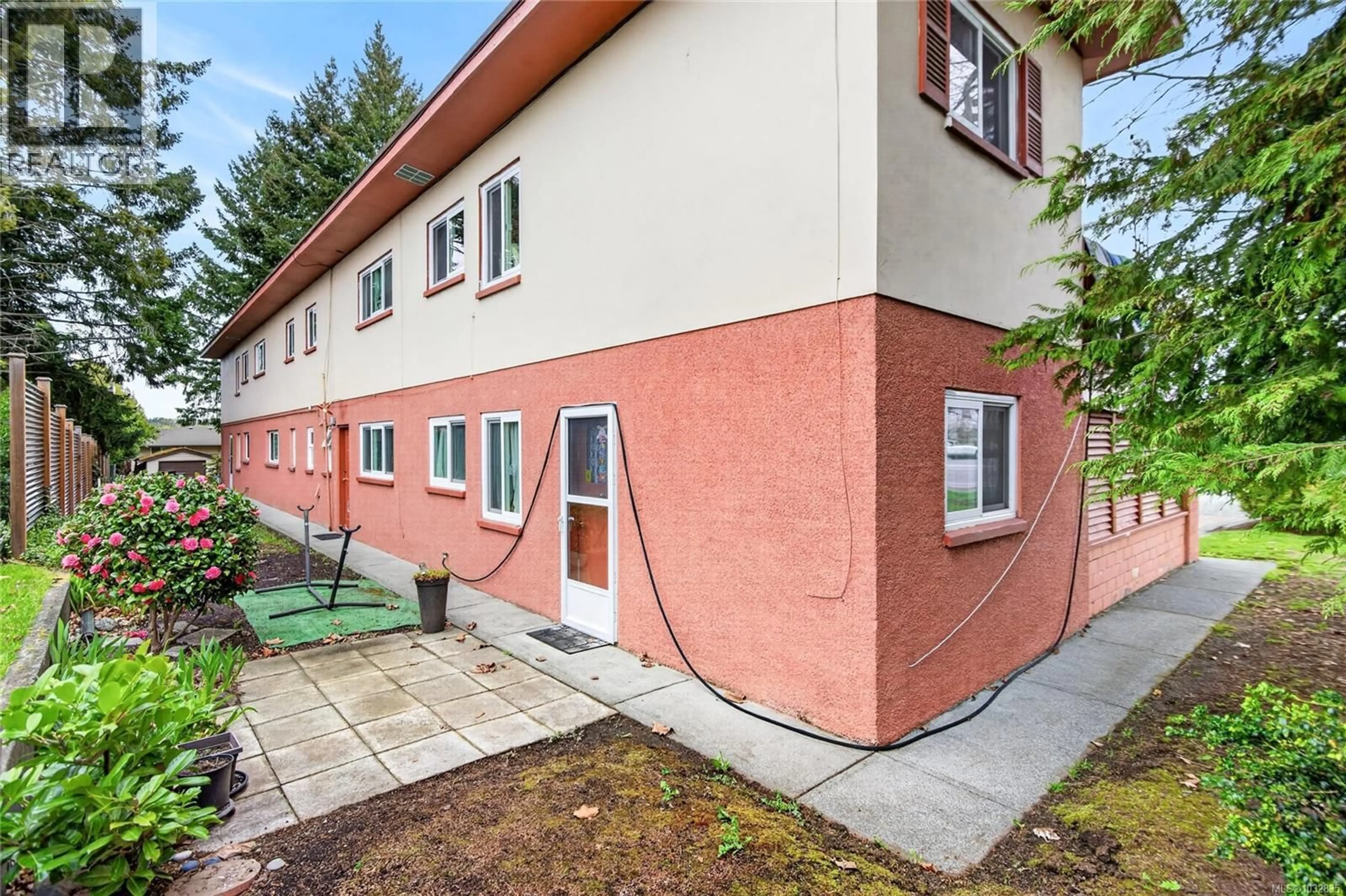 Patio, building for 575 14TH STREET, Courtenay British Columbia V9N1W4