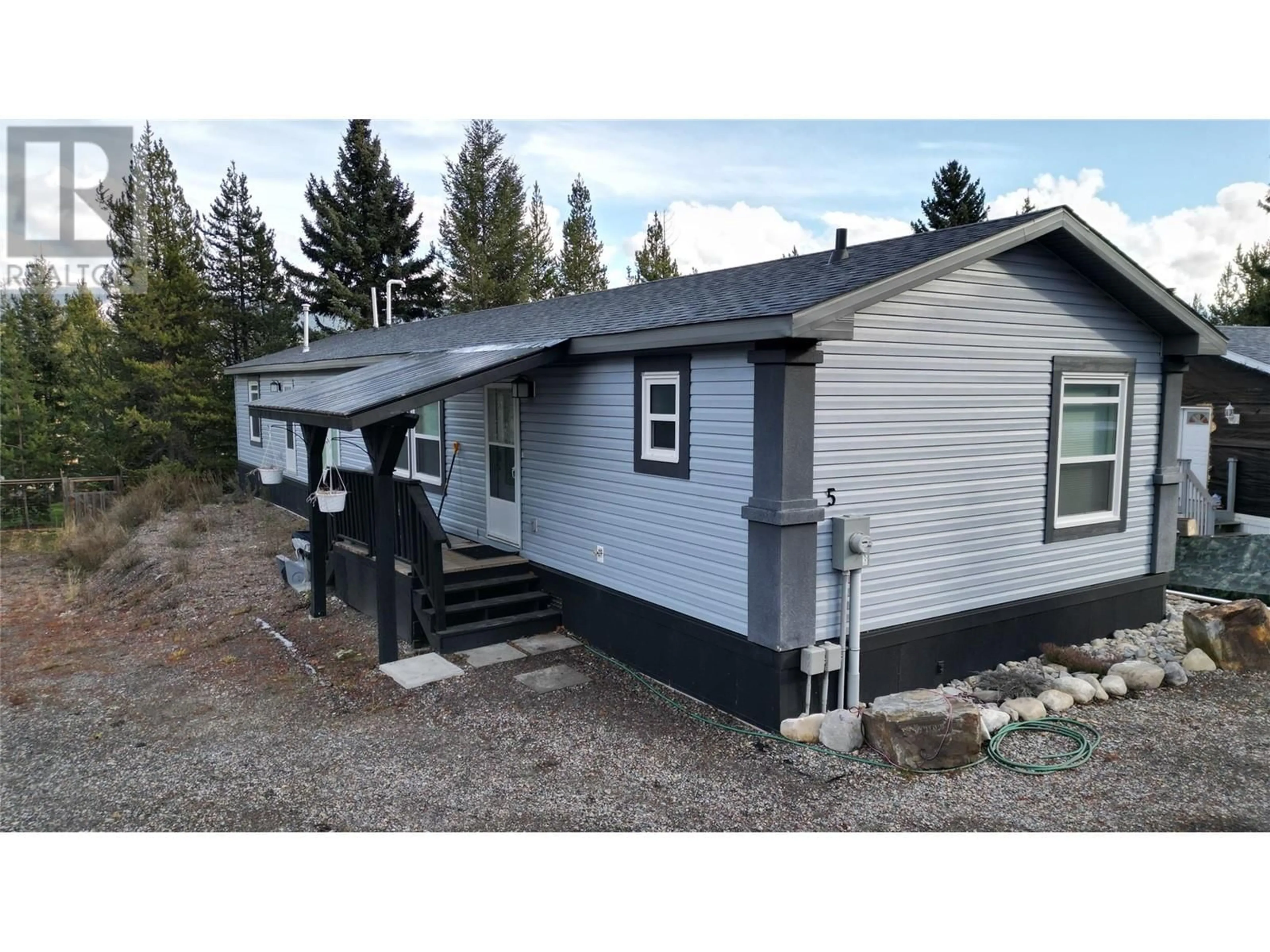 Home with vinyl exterior material for 5 Dalton Place, Elkford British Columbia V0B1H0