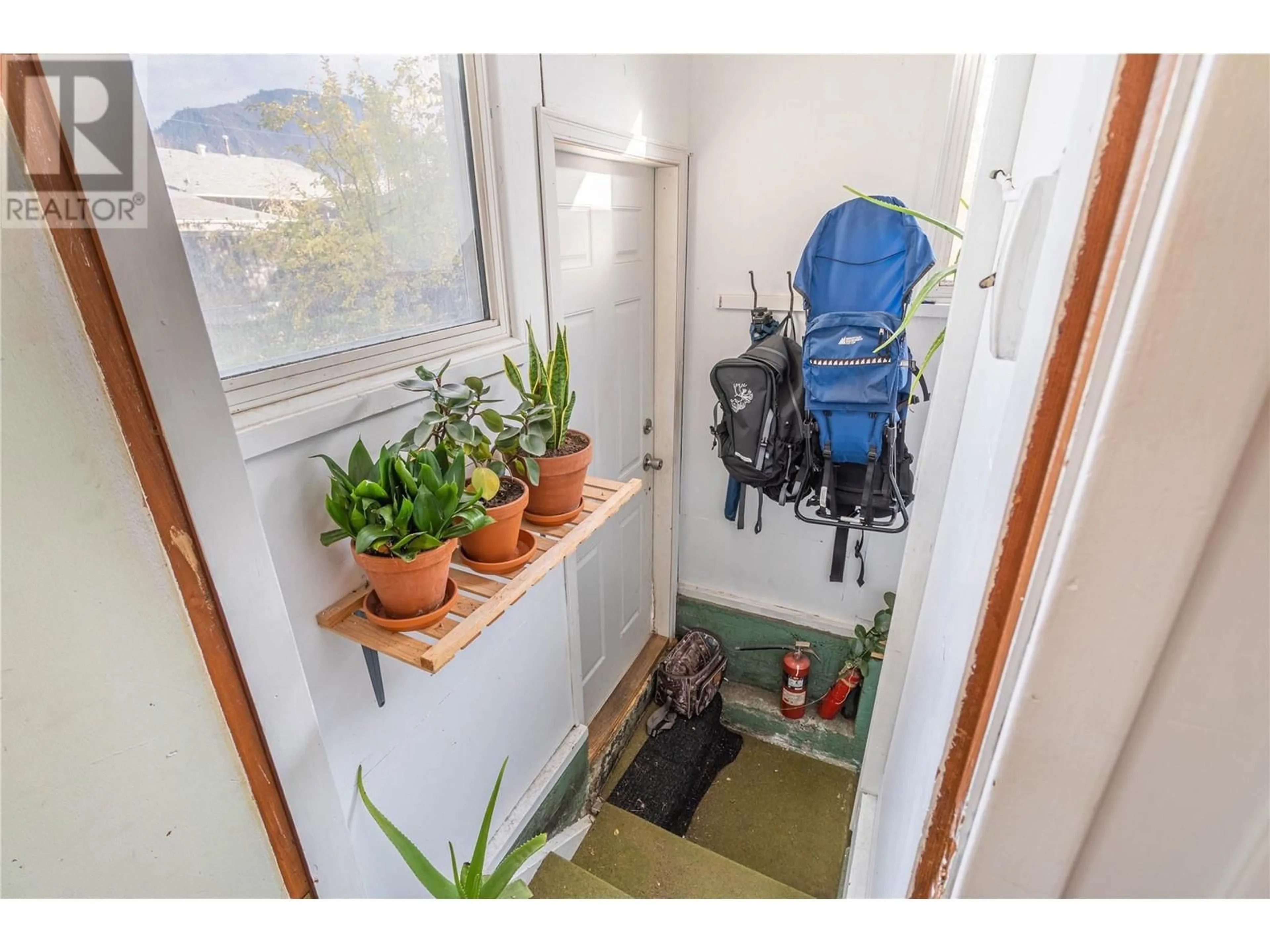 Indoor entryway for 223 Beach Avenue, Kamloops British Columbia V2C2B7