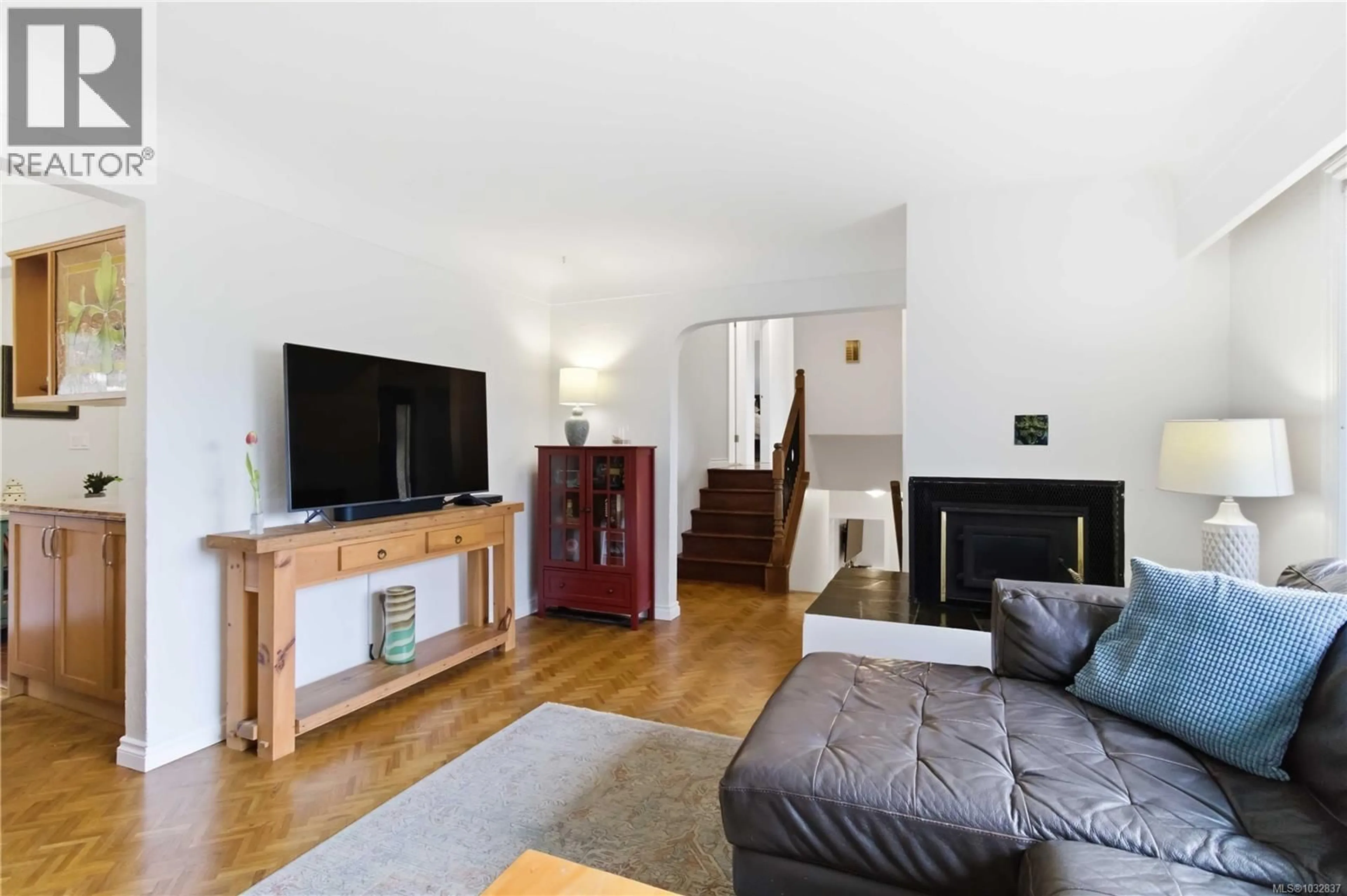 Living room with furniture, wood/laminate floor for 751 CAMEO STREET, Saanich British Columbia V8X3R9