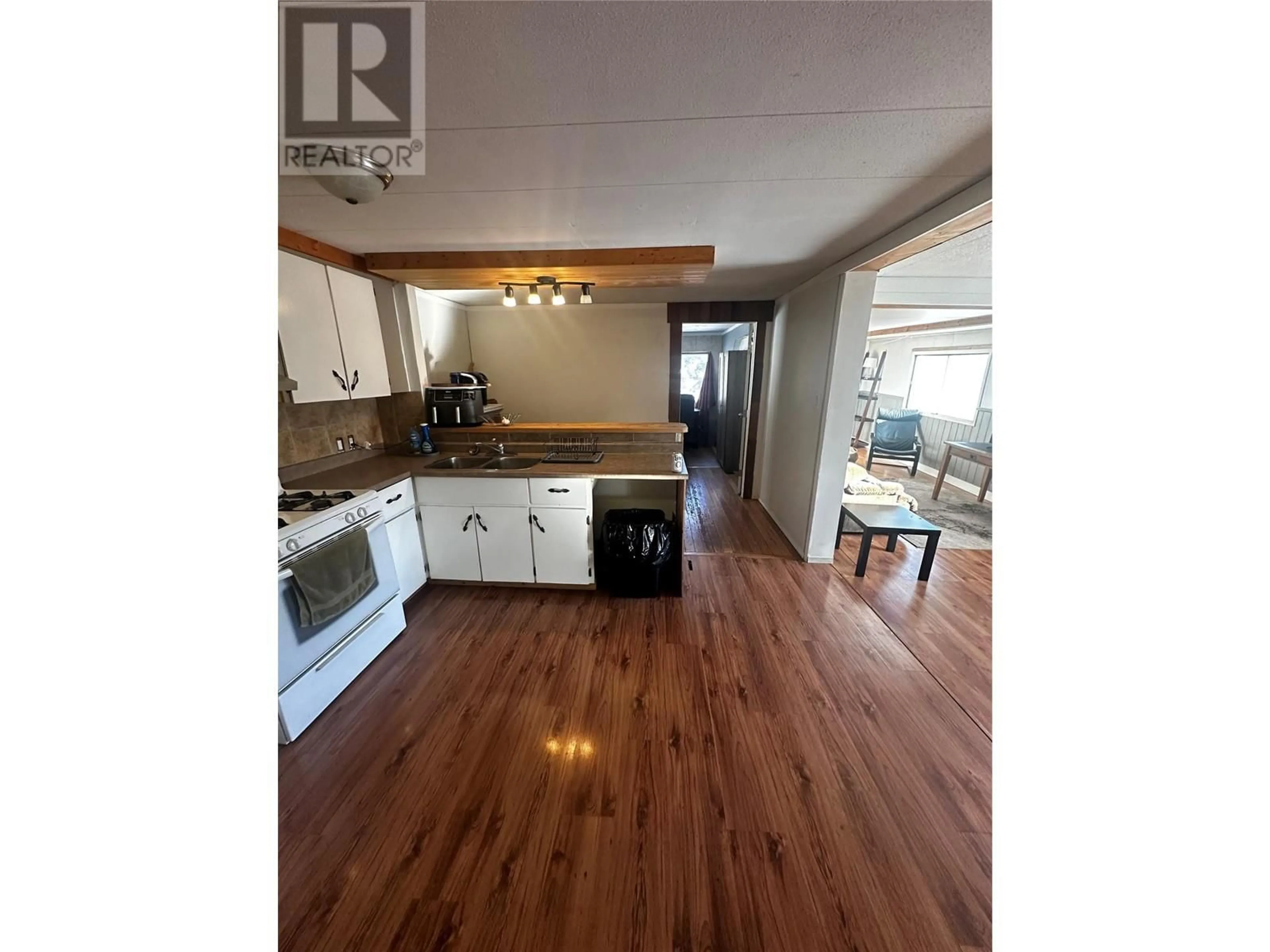 Open concept kitchen, wood/laminate floor for 94 MCCLARTY SUB OTHER, Chetwynd British Columbia V0C1J0