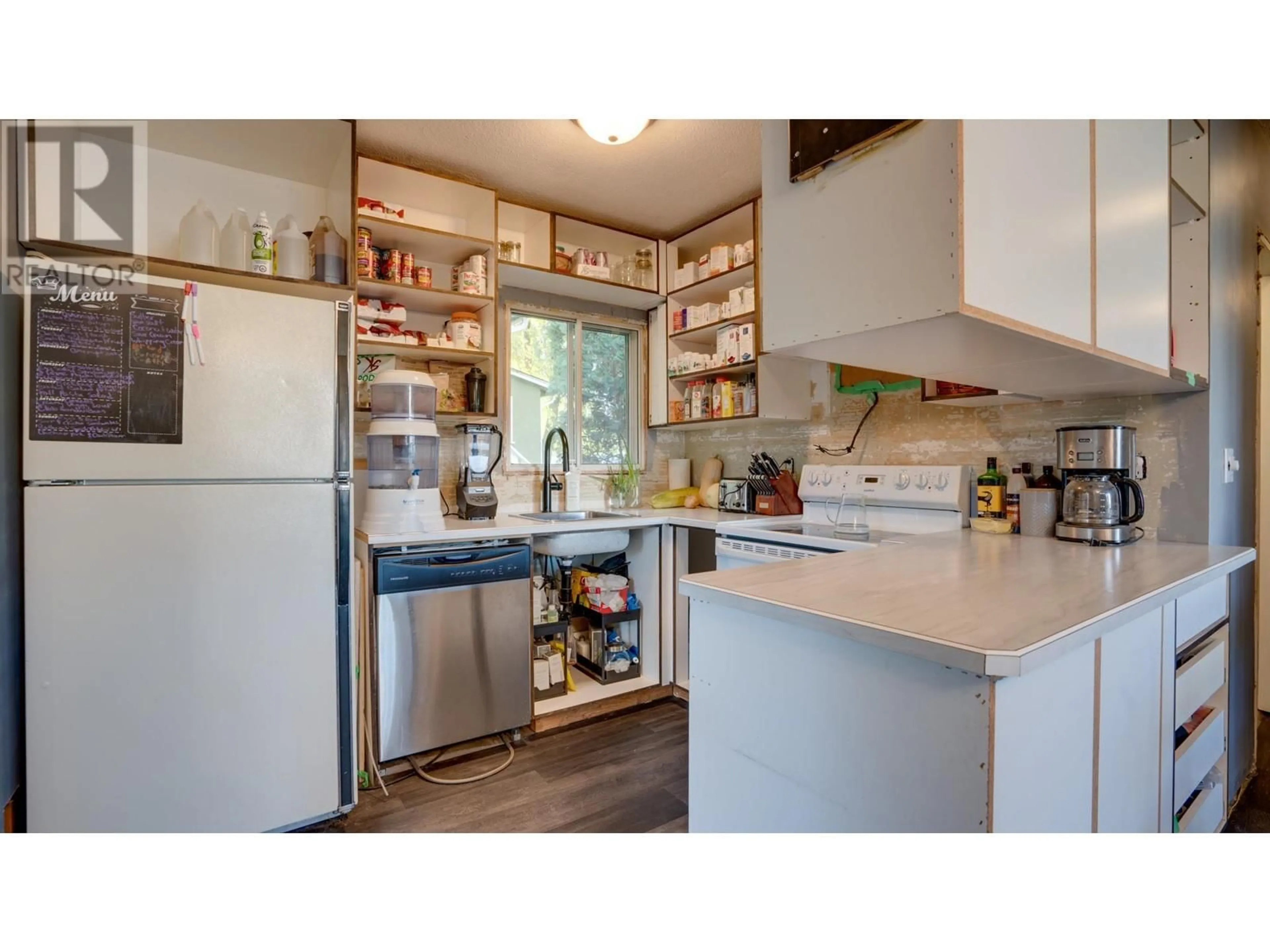 Kitchen, wood floors, cottage for 1707 45 Street, Vernon British Columbia V1T7P9