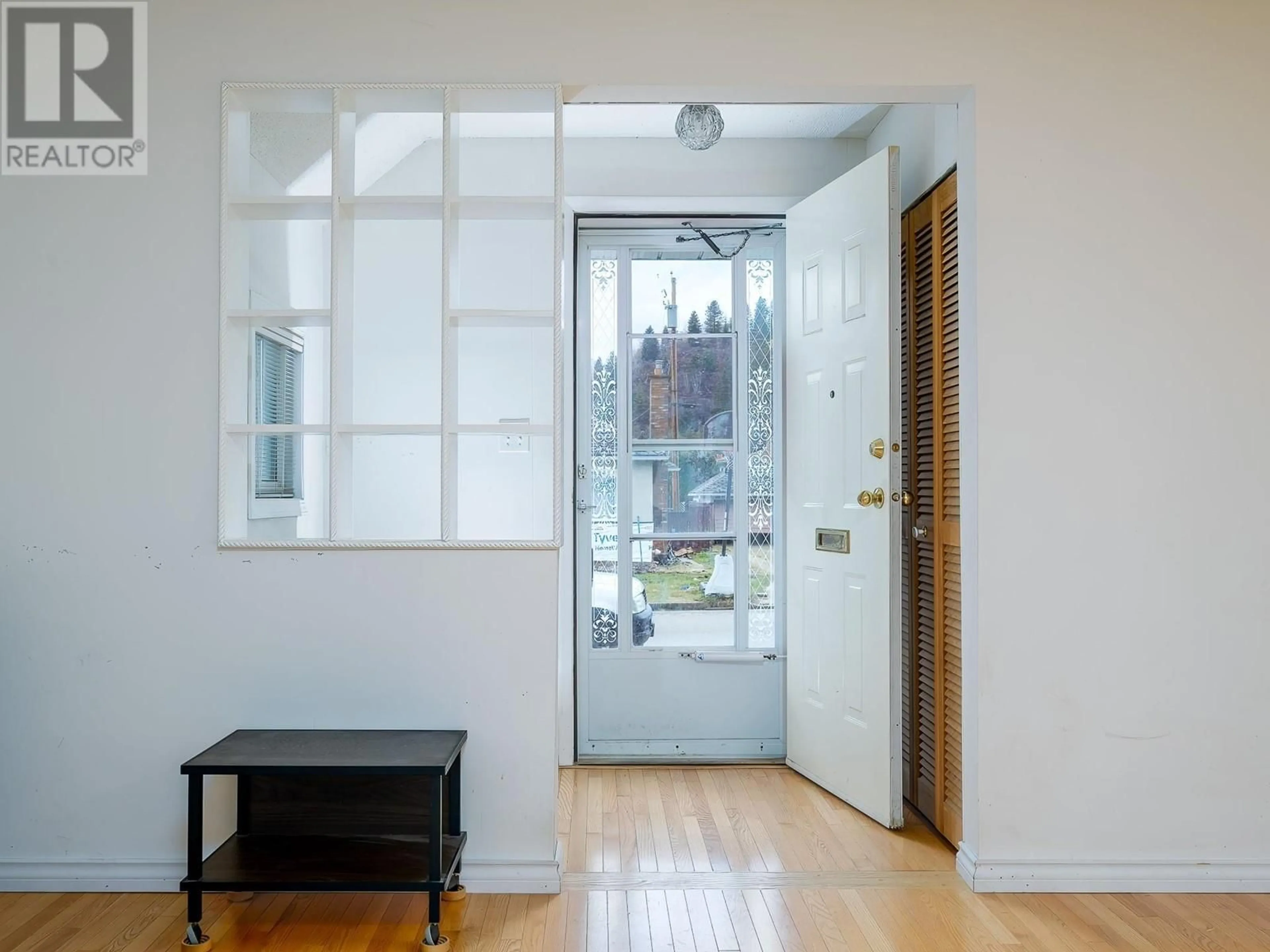 Indoor entryway, wood floors for 506 PORTIA Crescent, Trail British Columbia V1R1A9