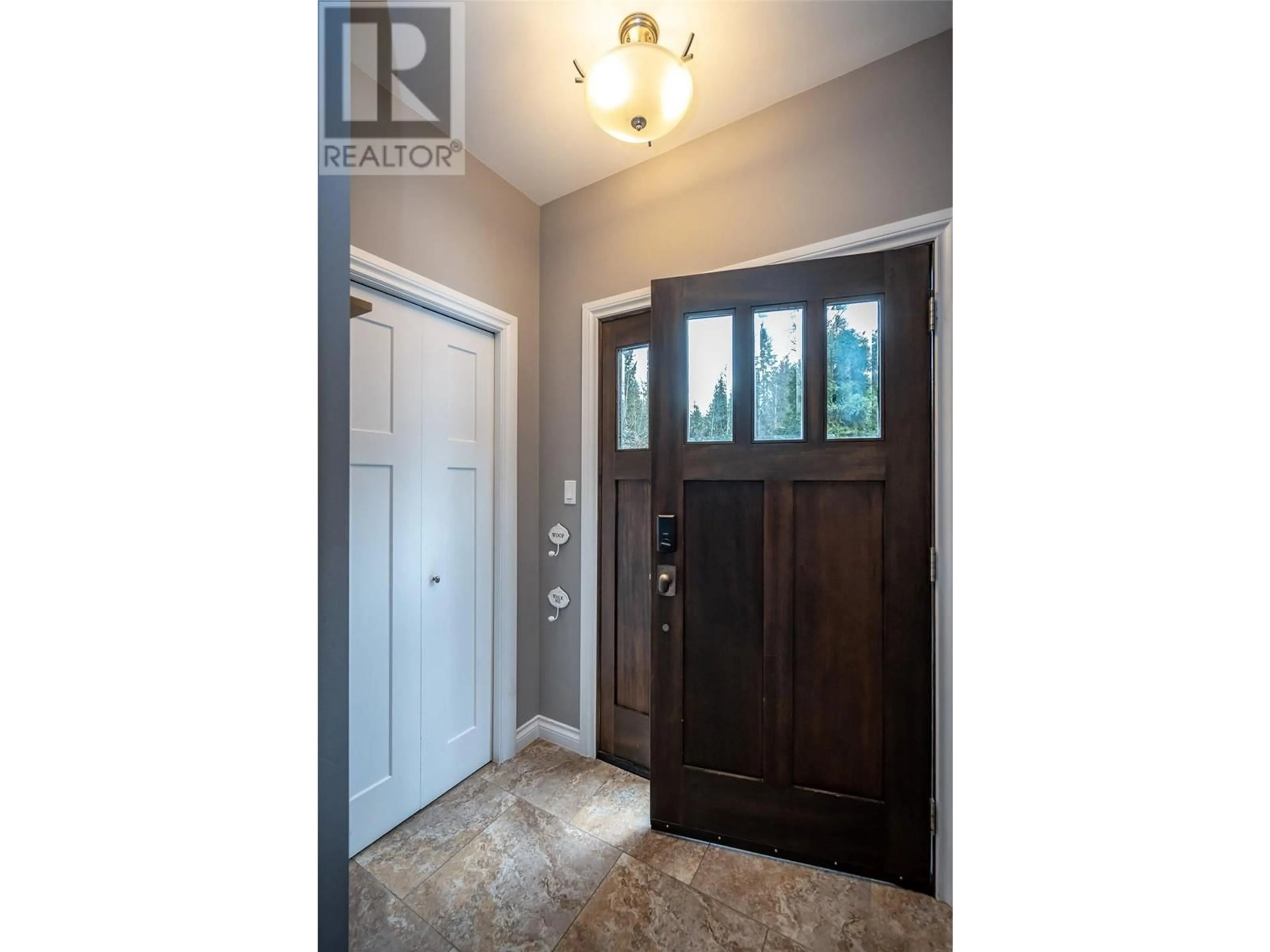 Indoor entryway, wood floors for 2001 Perrier Road Unit# 204, Nelson British Columbia V1L5P3