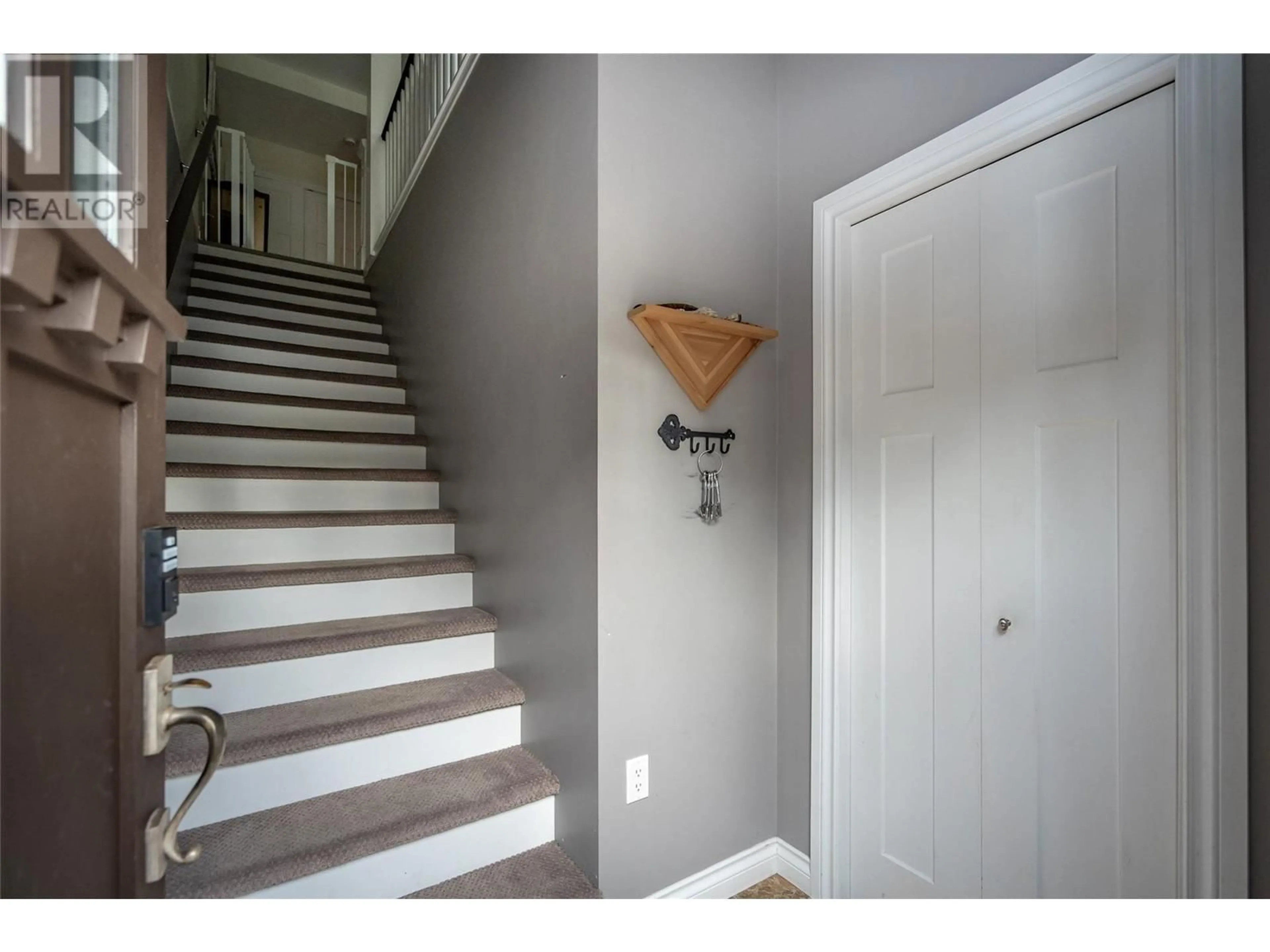 Indoor entryway, wood floors for 2001 Perrier Road Unit# 204, Nelson British Columbia V1L5P3