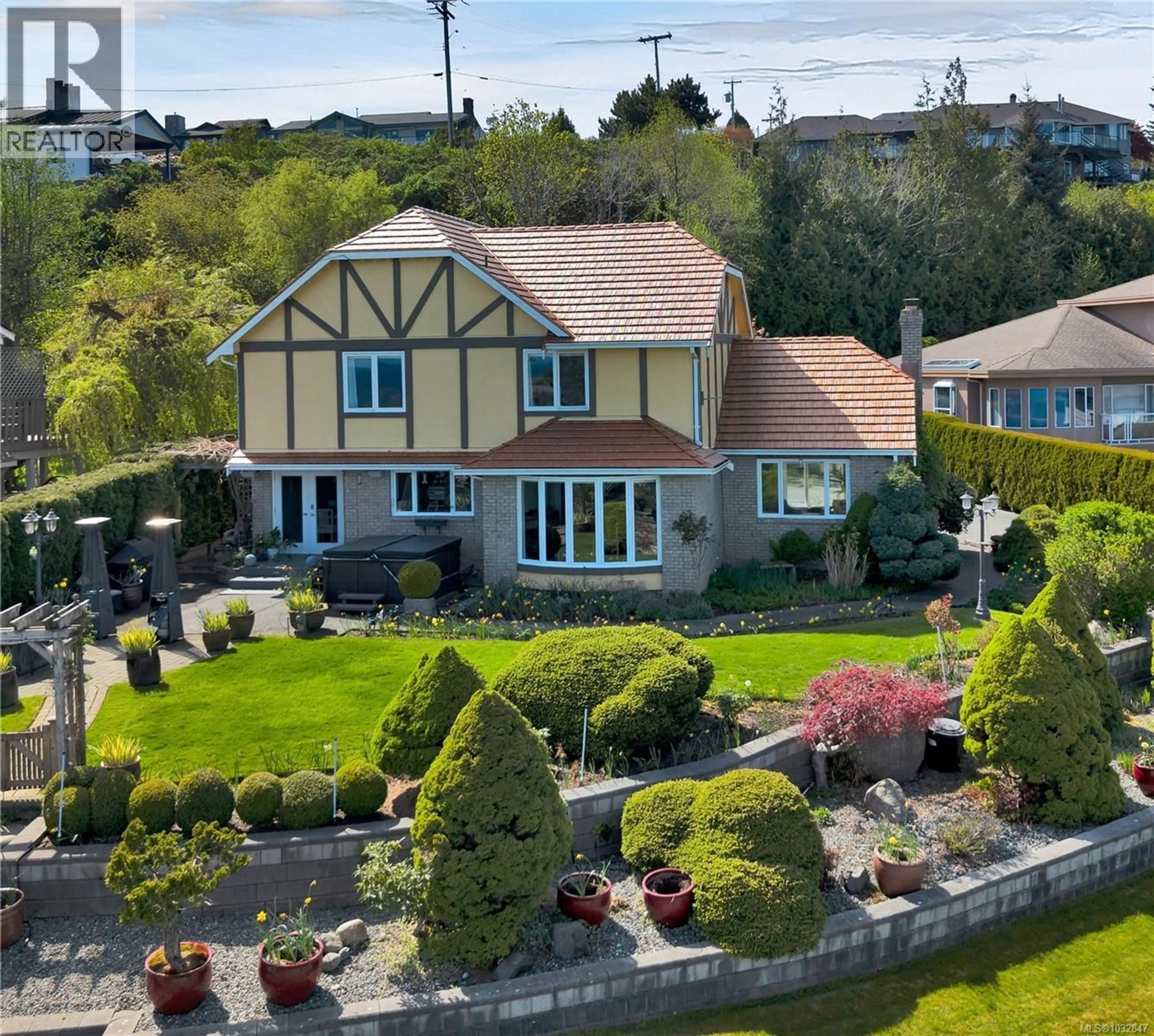 A pic from outside/outdoor area/front of a property/back of a property/a pic from drone, street for 540 ASH STREET, Campbell River British Columbia V9W5X2