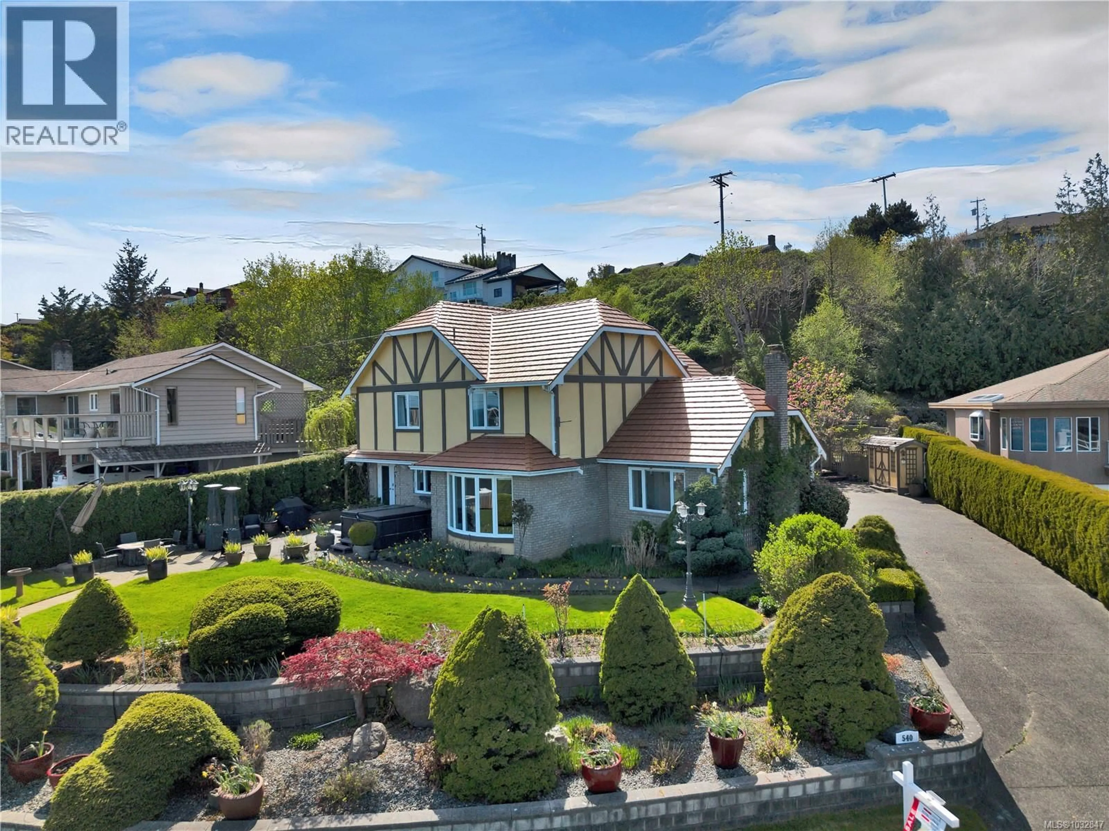 A pic from outside/outdoor area/front of a property/back of a property/a pic from drone, street for 540 ASH STREET, Campbell River British Columbia V9W5X2