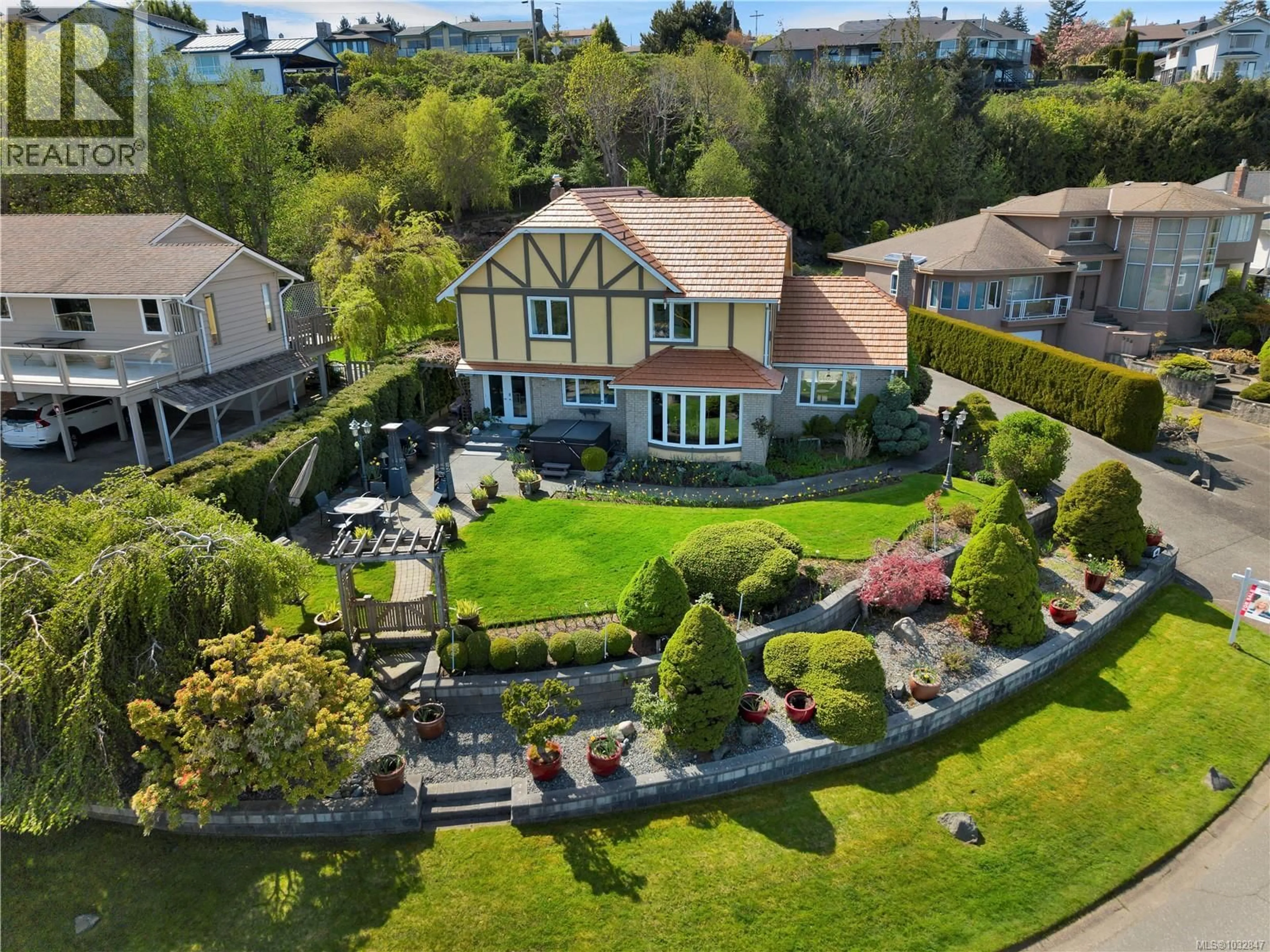 A pic from outside/outdoor area/front of a property/back of a property/a pic from drone, water/lake/river/ocean view for 540 ASH STREET, Campbell River British Columbia V9W5X2