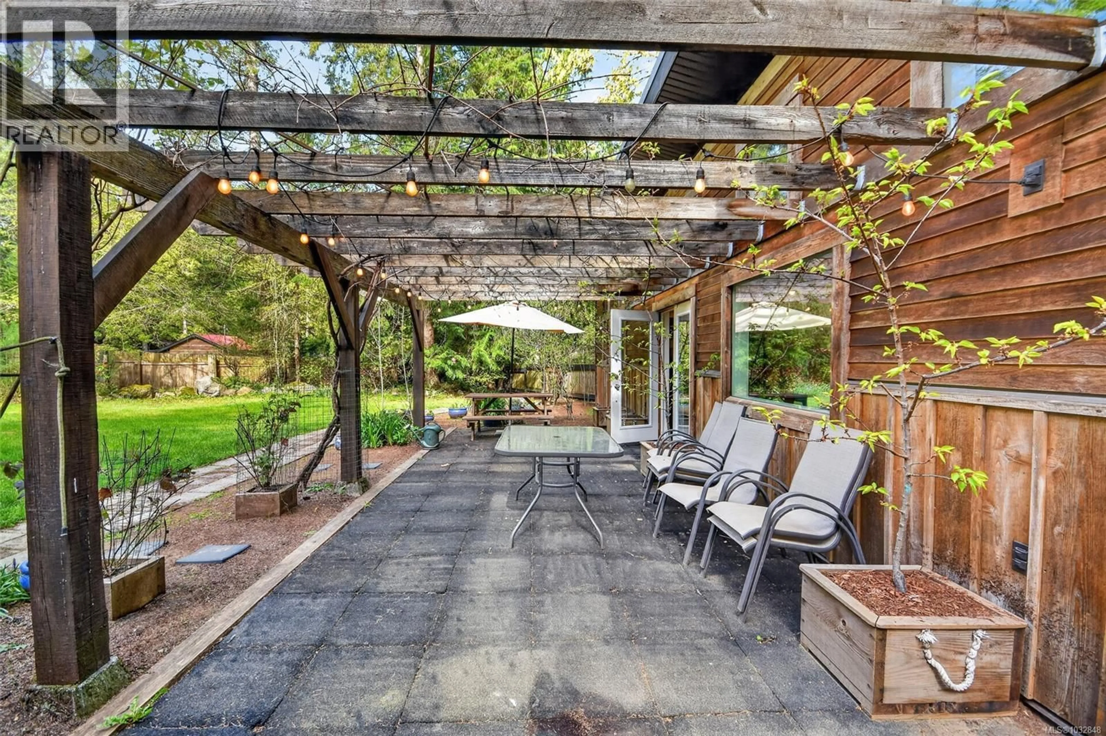 Patio, street for 1208 NORTH ROAD, Gabriola Island British Columbia V0R1X3