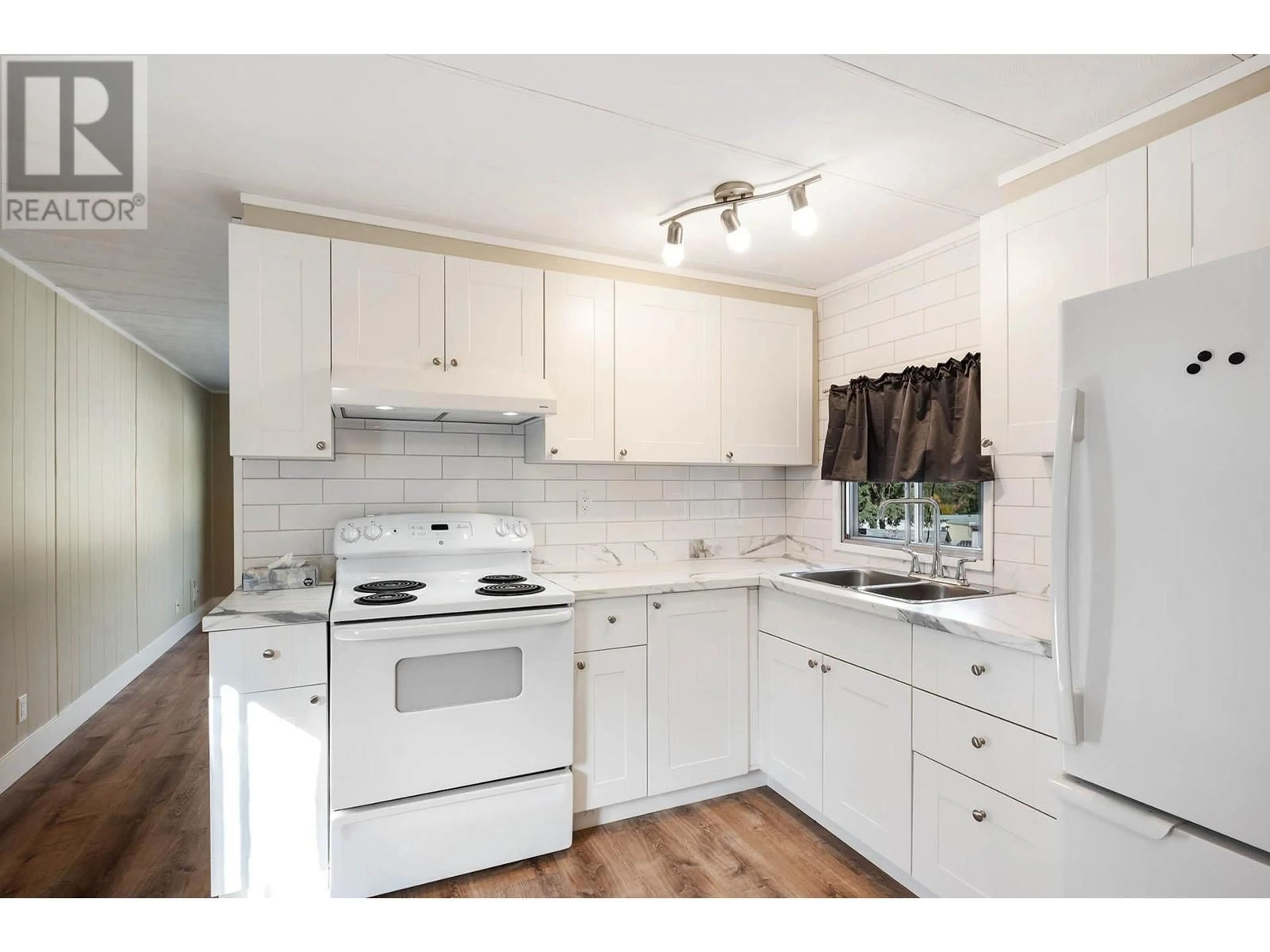 Standard kitchen, wood floors, cottage for 1175 Rose Hill Road Unit# 26, Kamloops British Columbia V2E1G9