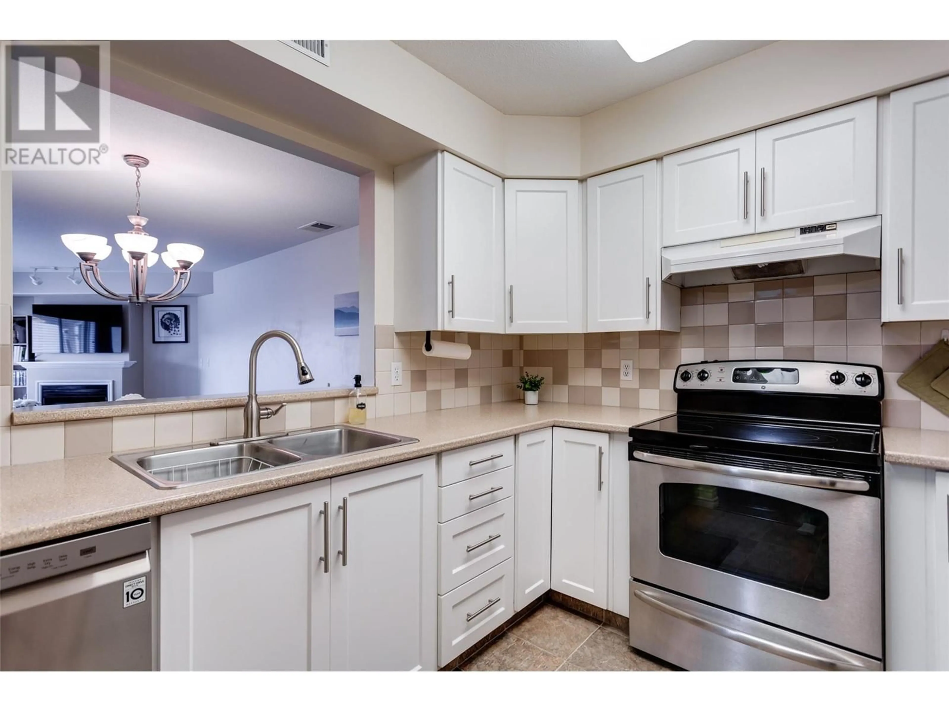 Standard kitchen for 265 Snowsell Street Unit# 312, Kelowna British Columbia V1V1V6