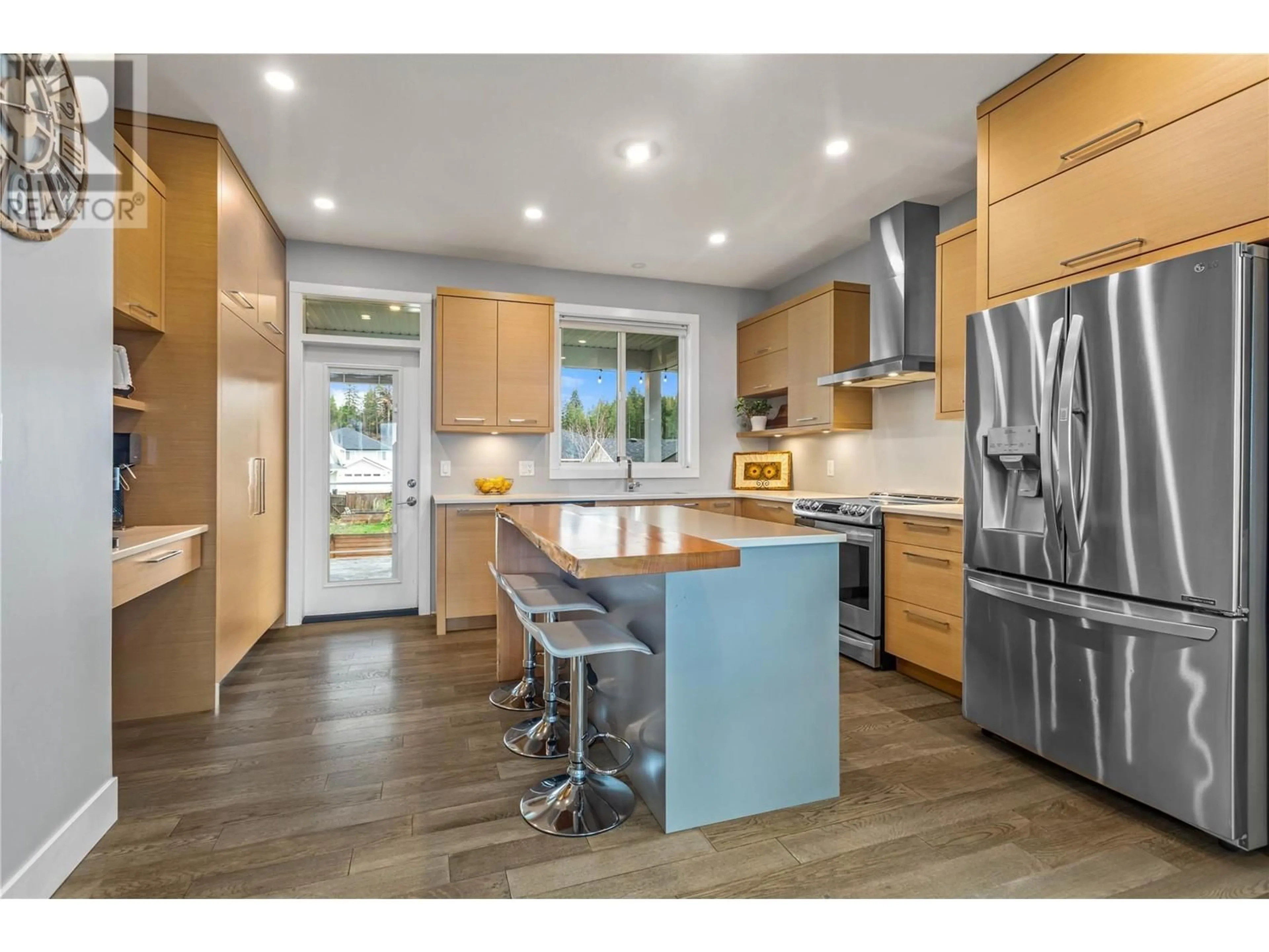 Open concept kitchen, wood/laminate floor for 2251 14 AVENUE SOUTHEAST, Salmon Arm British Columbia V1E0E7