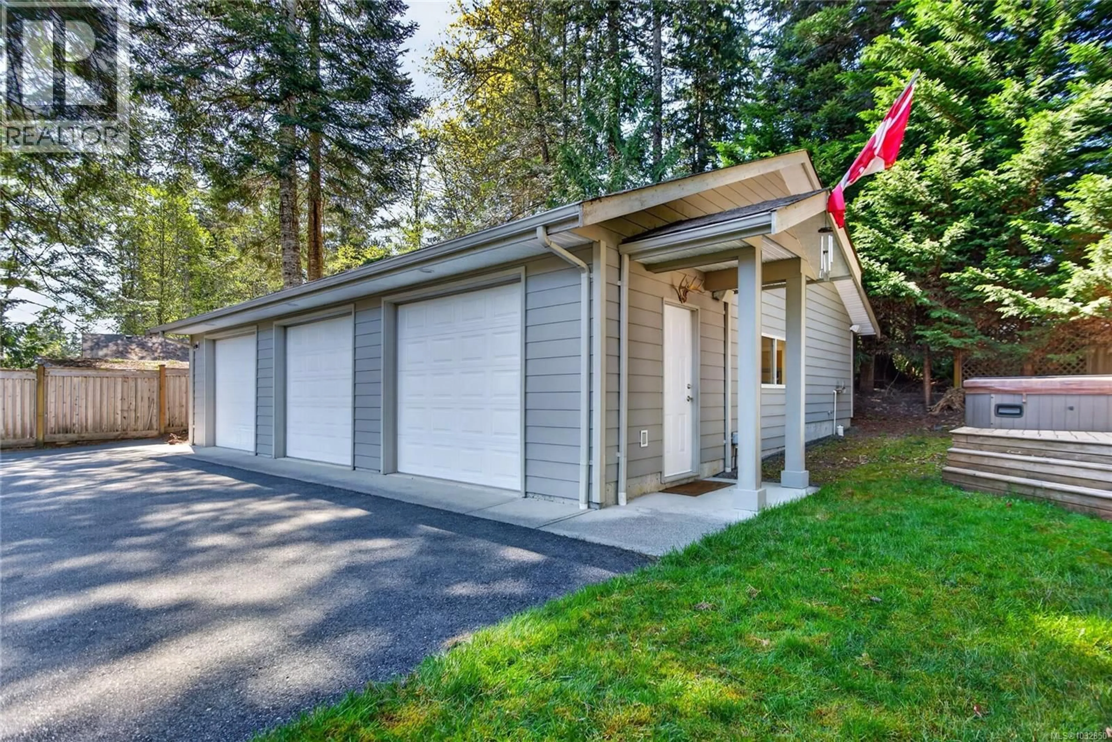 Indoor garage for 4594 MAPLE GUARD DRIVE, Bowser British Columbia V0R1G0