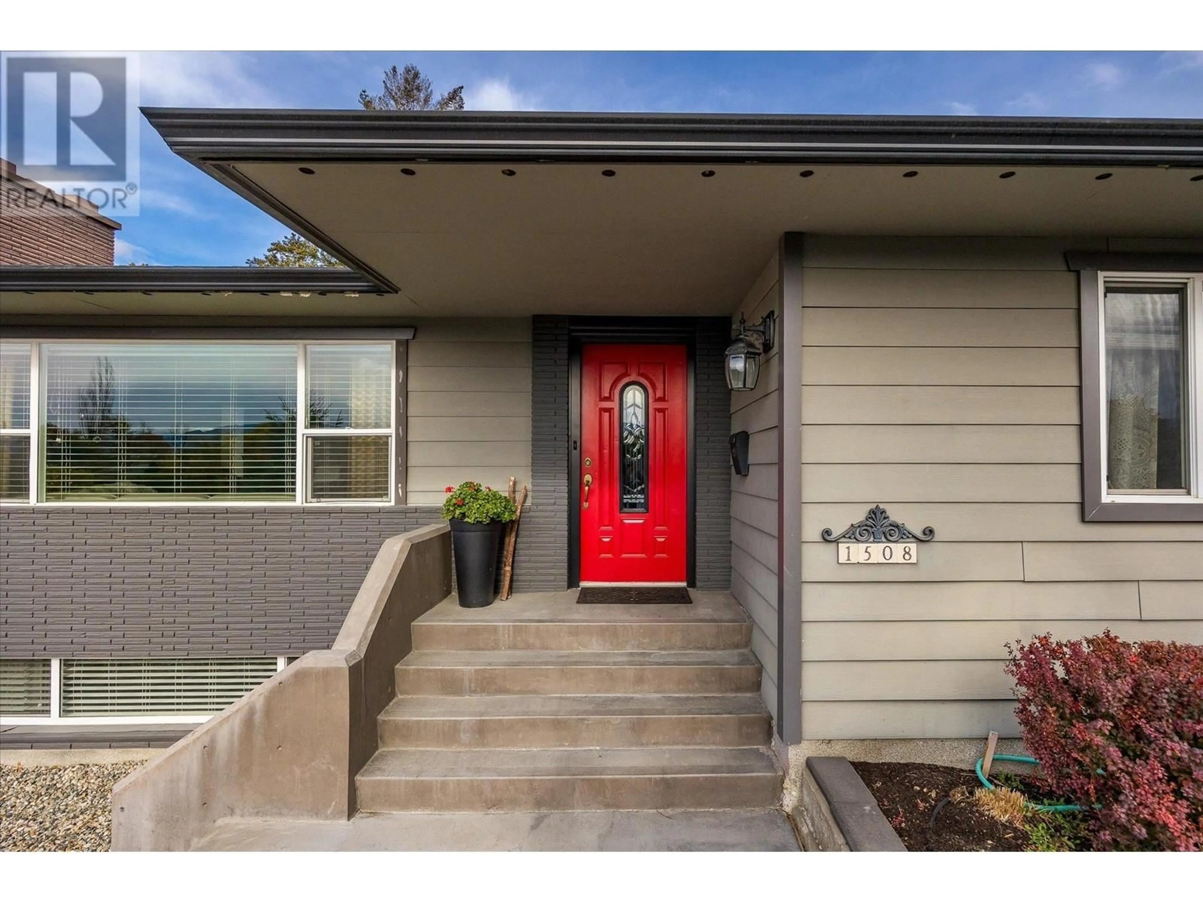 Indoor entryway for 1508 Pinehurst Crescent, Kelowna British Columbia V1Y4H9