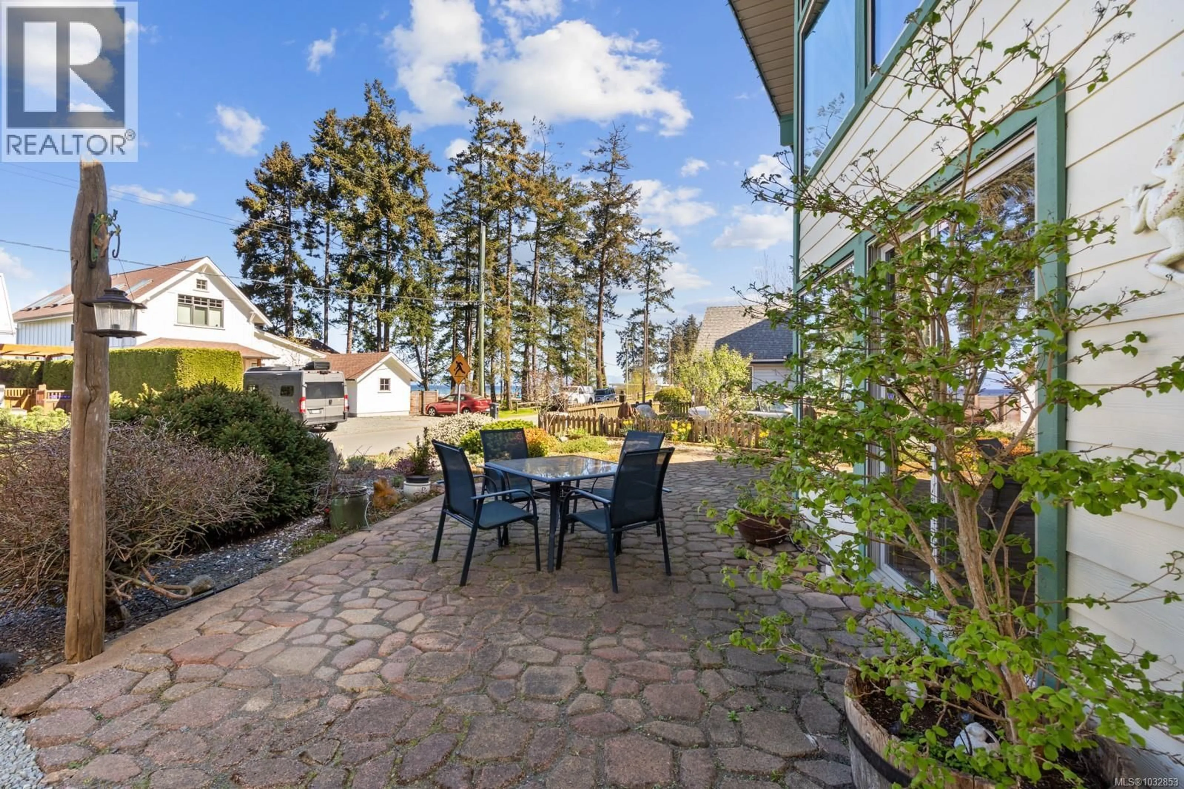 Patio, street for 471 WINDSLOW ROAD, Comox British Columbia V9M3T8