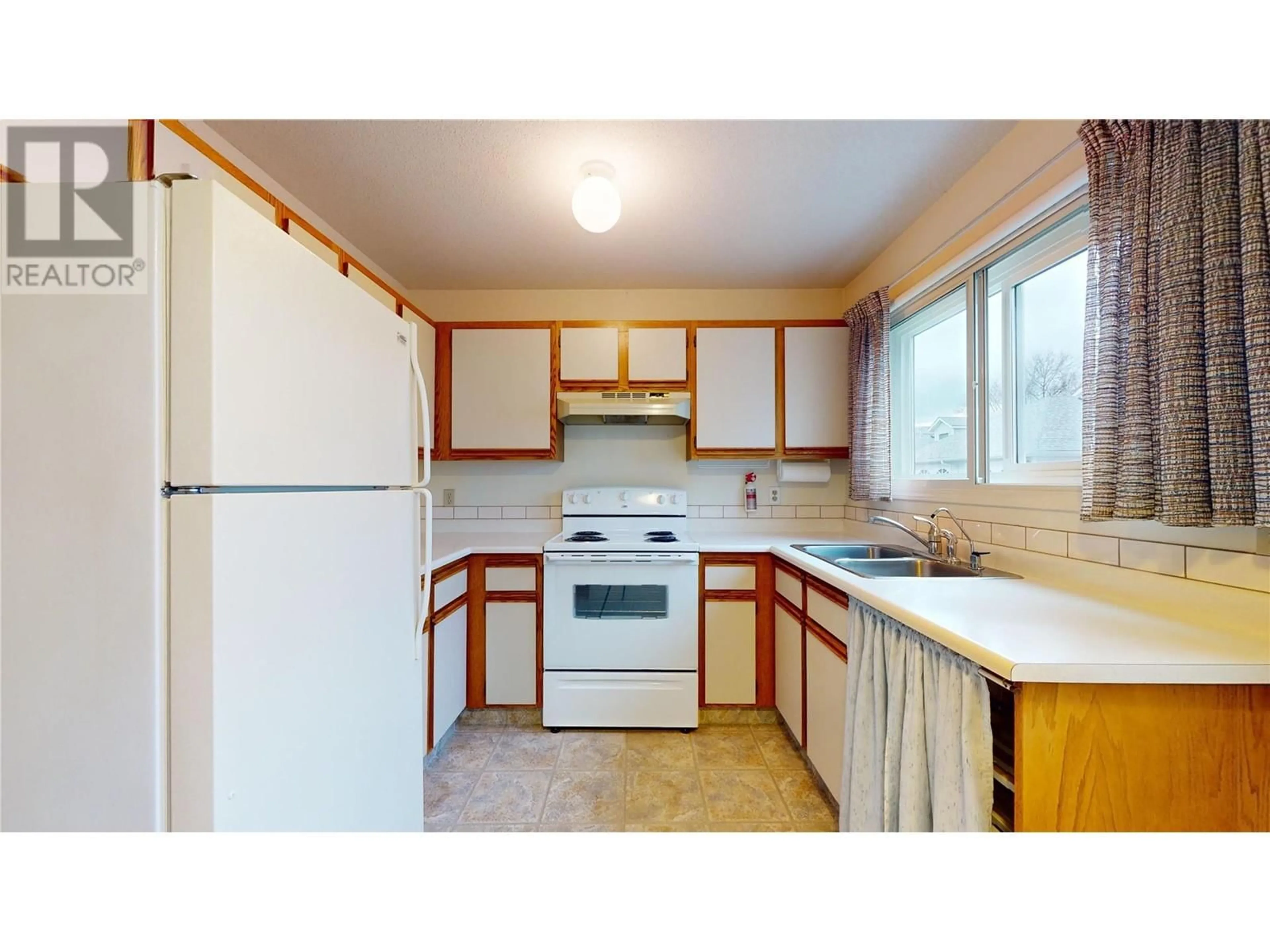 Standard kitchen, wood floors, cottage for 350 Davie Road Unit# 9, Kelowna British Columbia V1X7G4