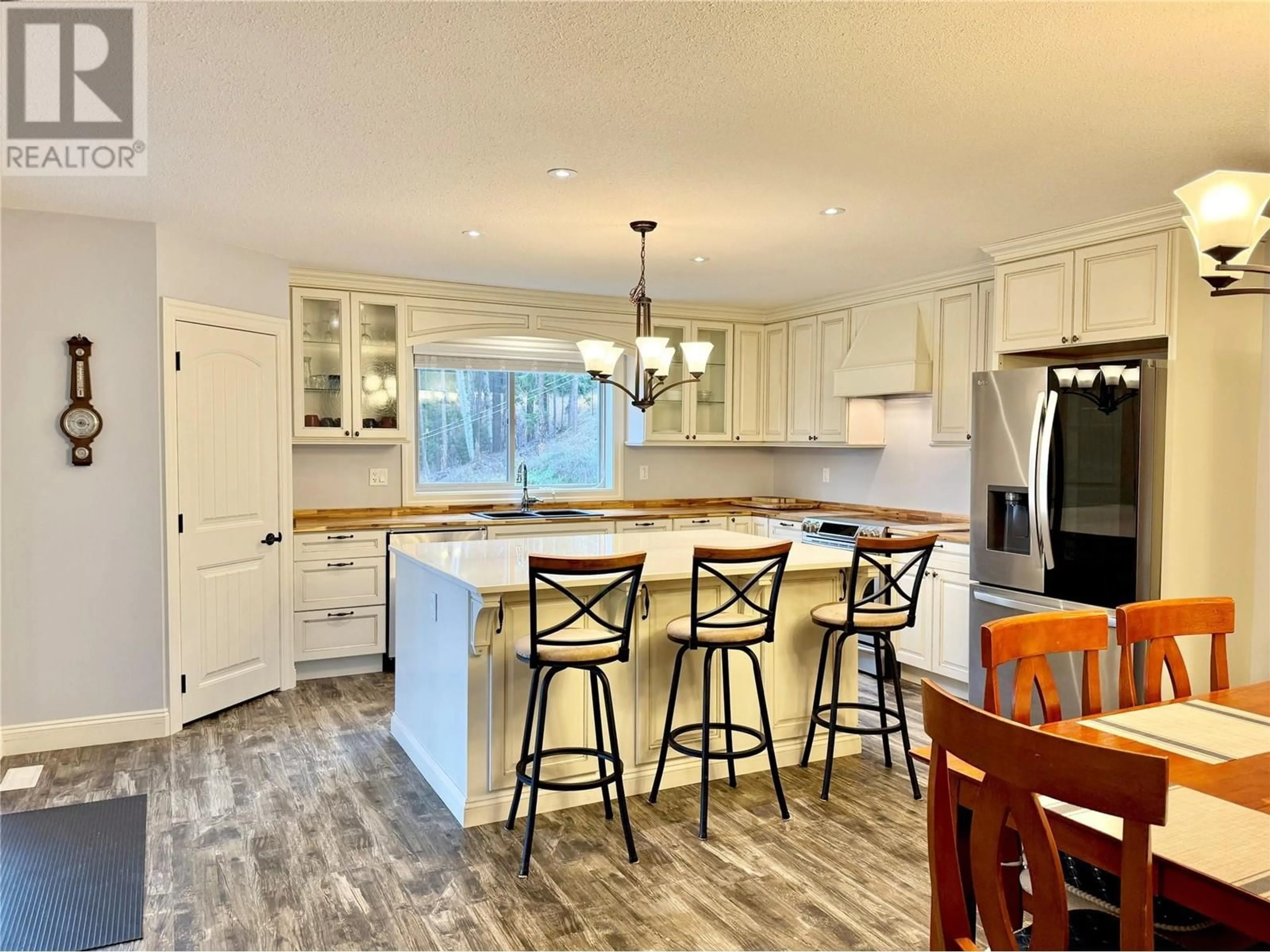 Open concept kitchen for 565 Clearwater Valley Road, Clearwater British Columbia V0E1N1