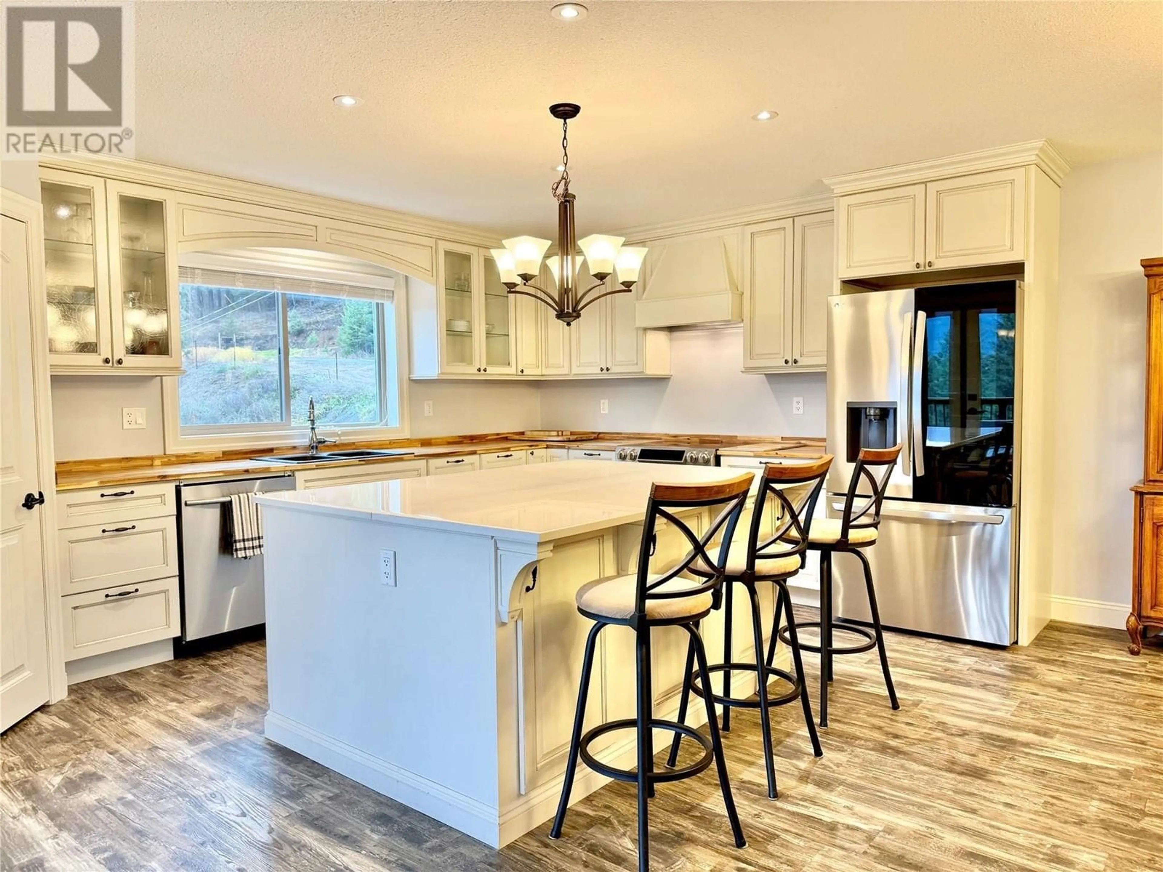 Open concept kitchen for 565 Clearwater Valley Road, Clearwater British Columbia V0E1N1