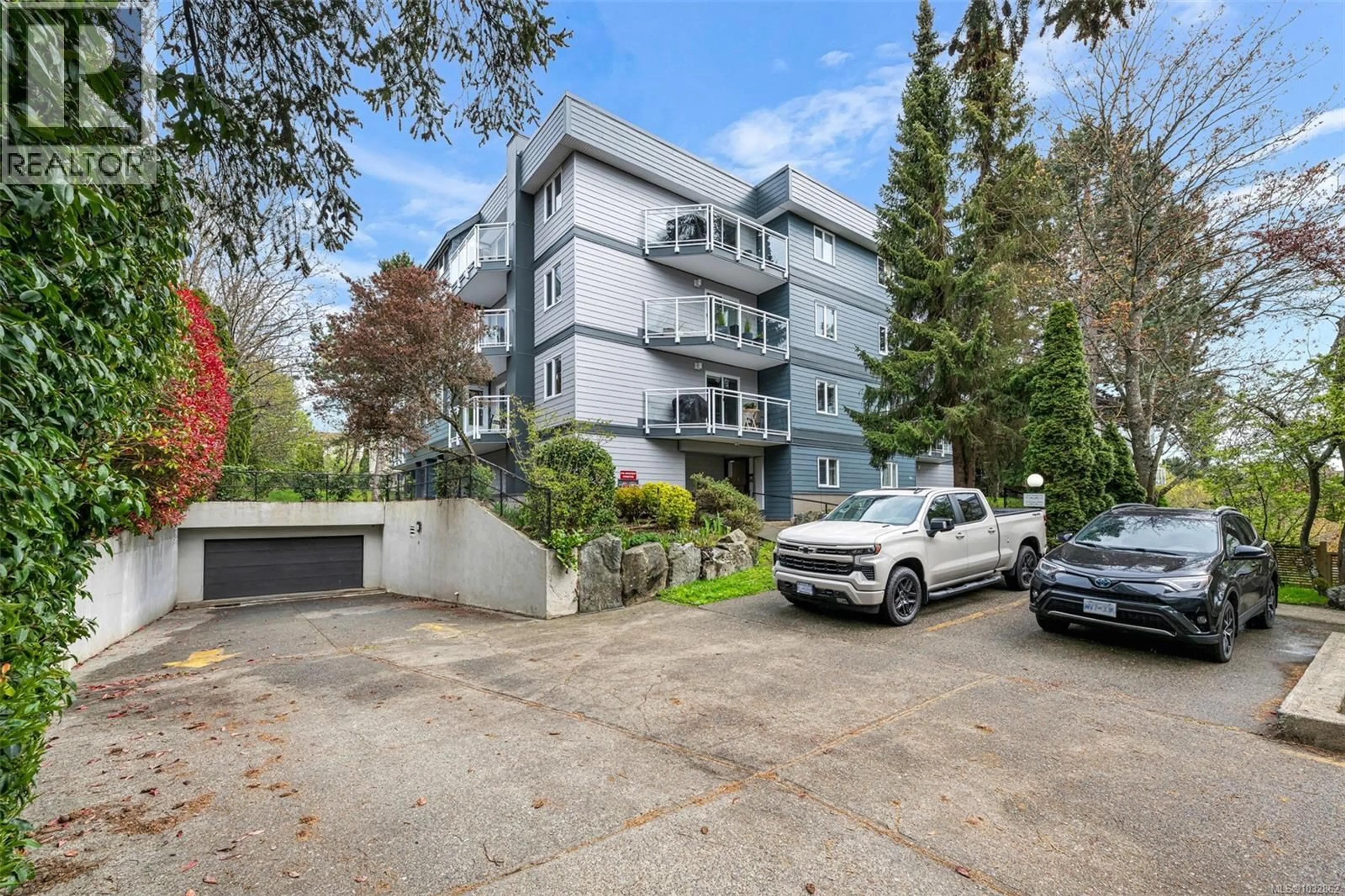 A pic from outside/outdoor area/front of a property/back of a property/a pic from drone, street for 8 - 949 CLOVERDALE AVENUE, Saanich British Columbia V8X2T4