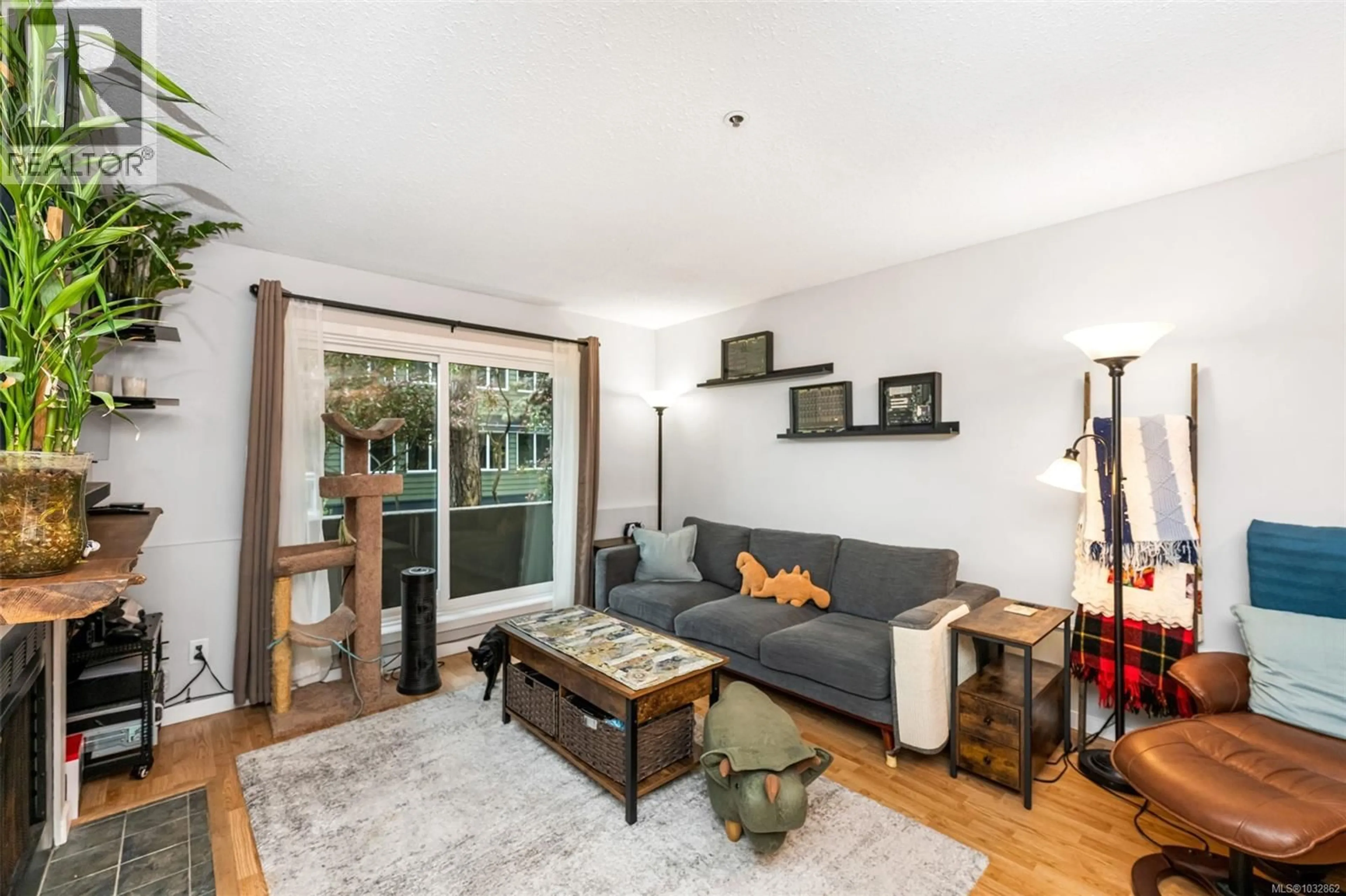 Living room with furniture, wood/laminate floor for 8 - 949 CLOVERDALE AVENUE, Saanich British Columbia V8X2T4