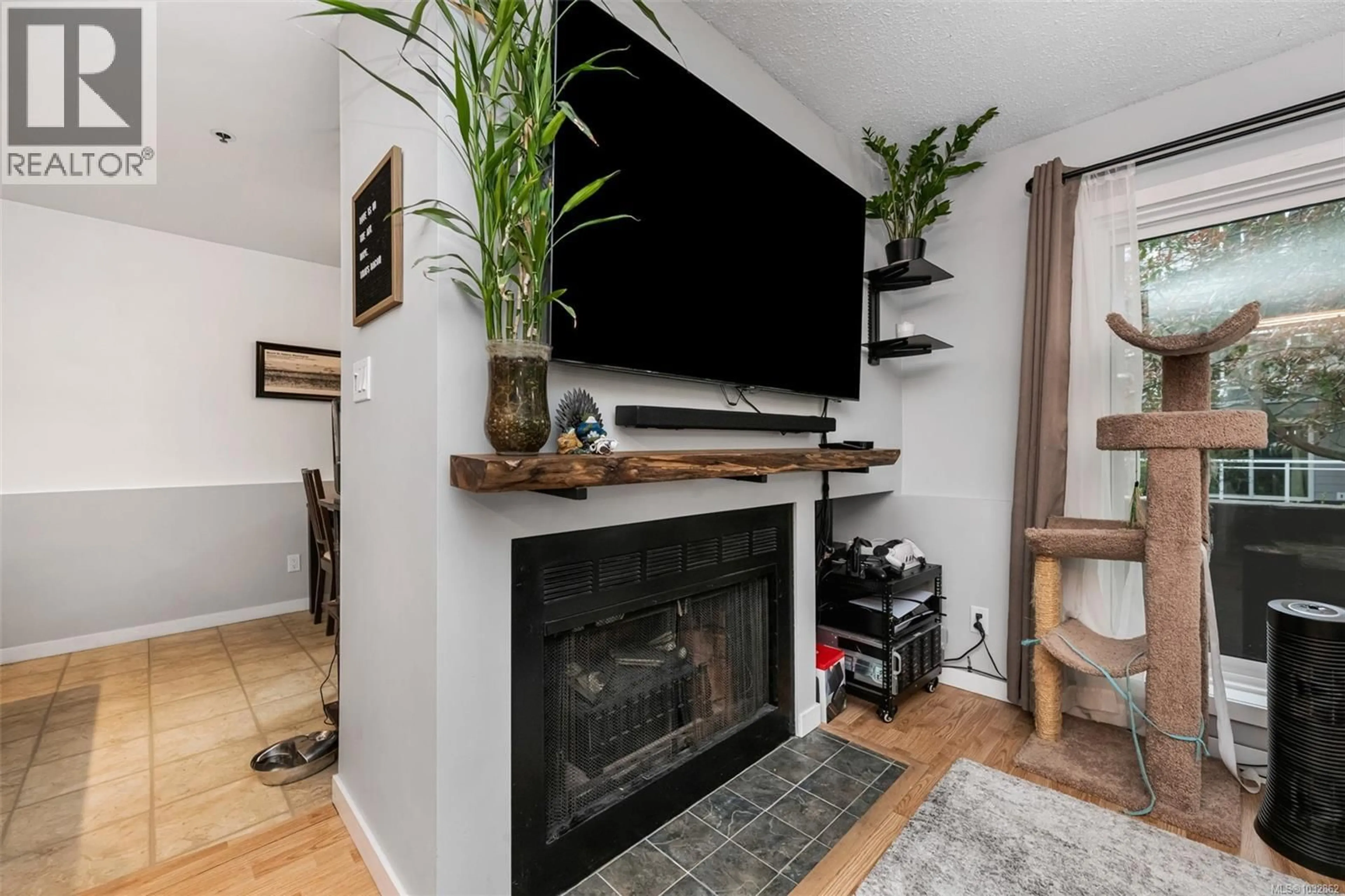 Unknown for 8 - 949 CLOVERDALE AVENUE, Saanich British Columbia V8X2T4