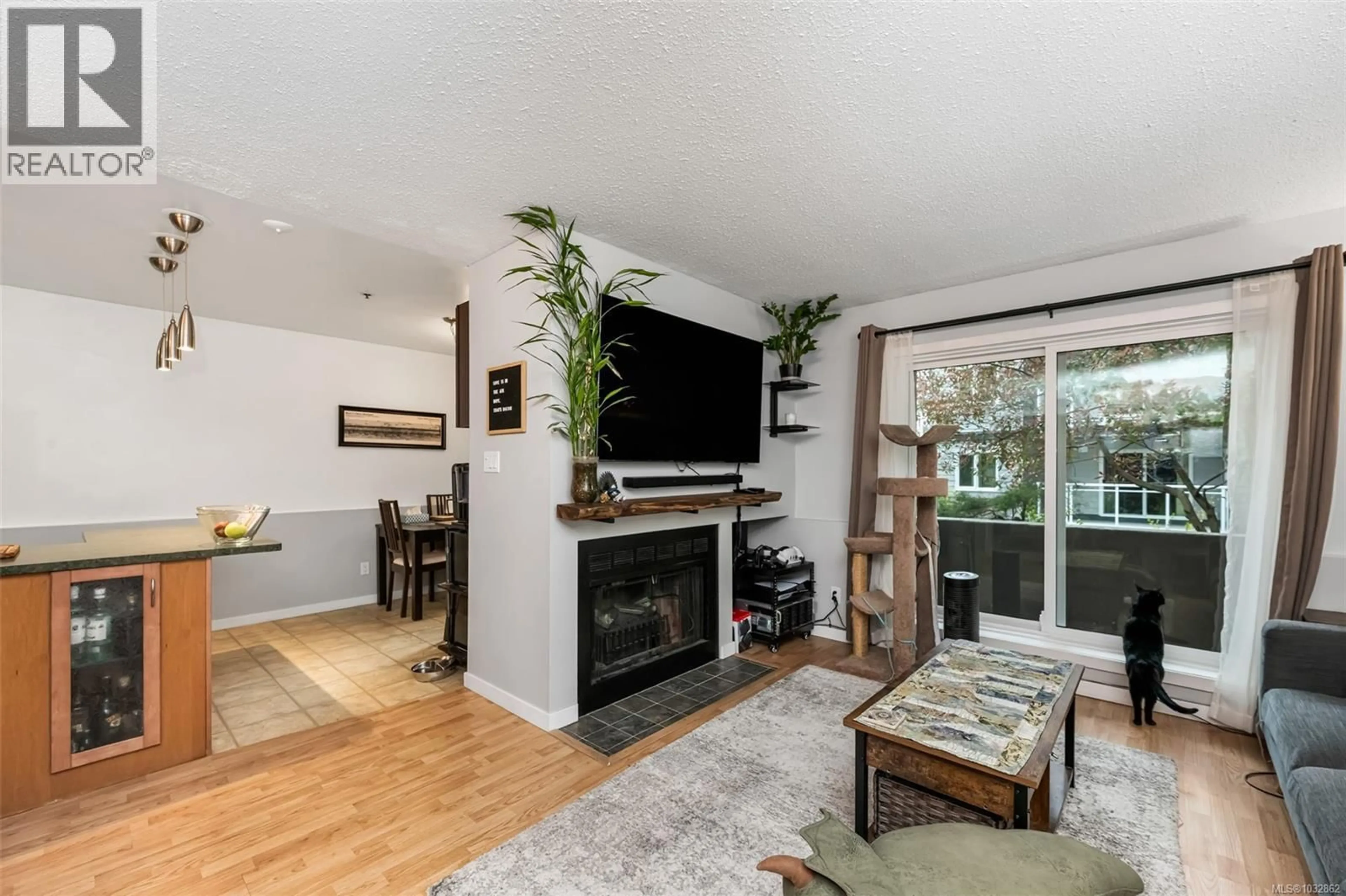 Living room with furniture, wood/laminate floor for 8 - 949 CLOVERDALE AVENUE, Saanich British Columbia V8X2T4